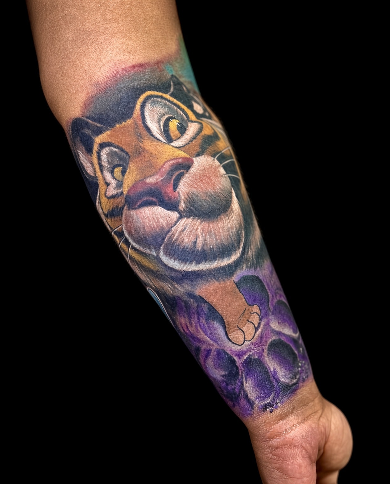 Tatuaje de fantasía de Simba del Rey León a color en el antebrazo