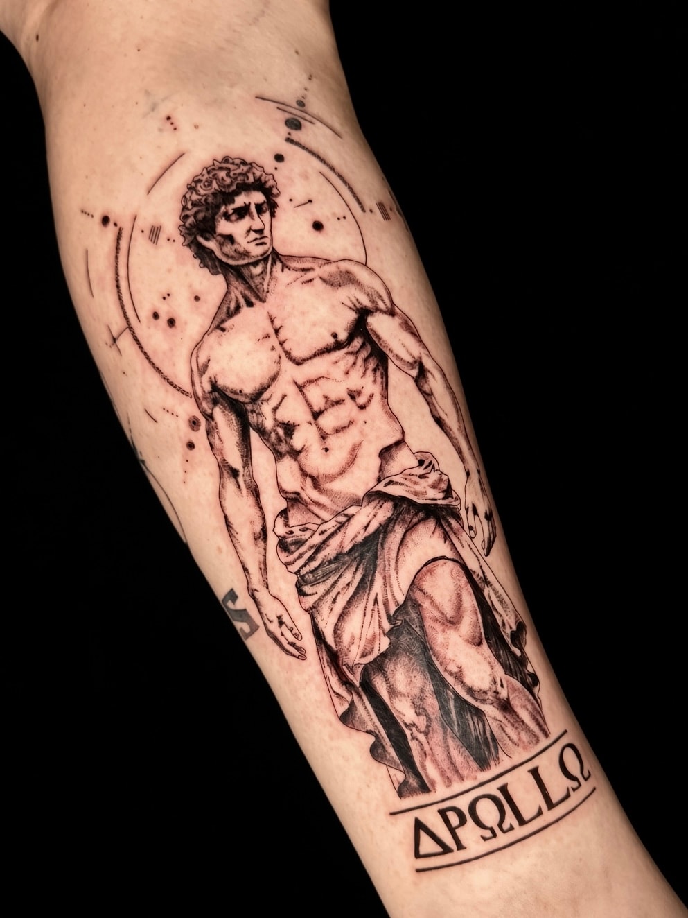 Tatuaje blackwork de figura clásica en antebrazo