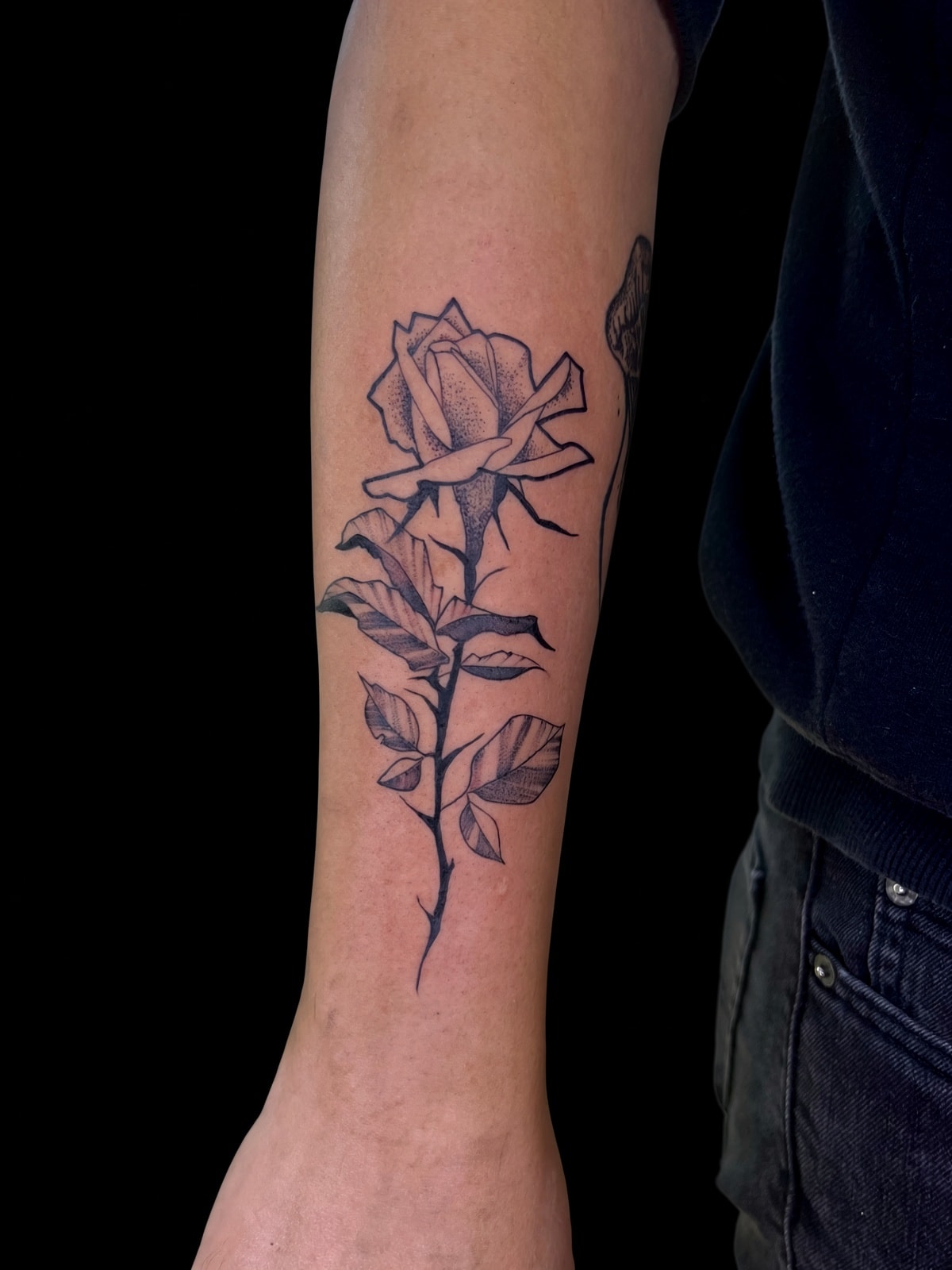 Tatuaje blackwork de rosas en antebrazo