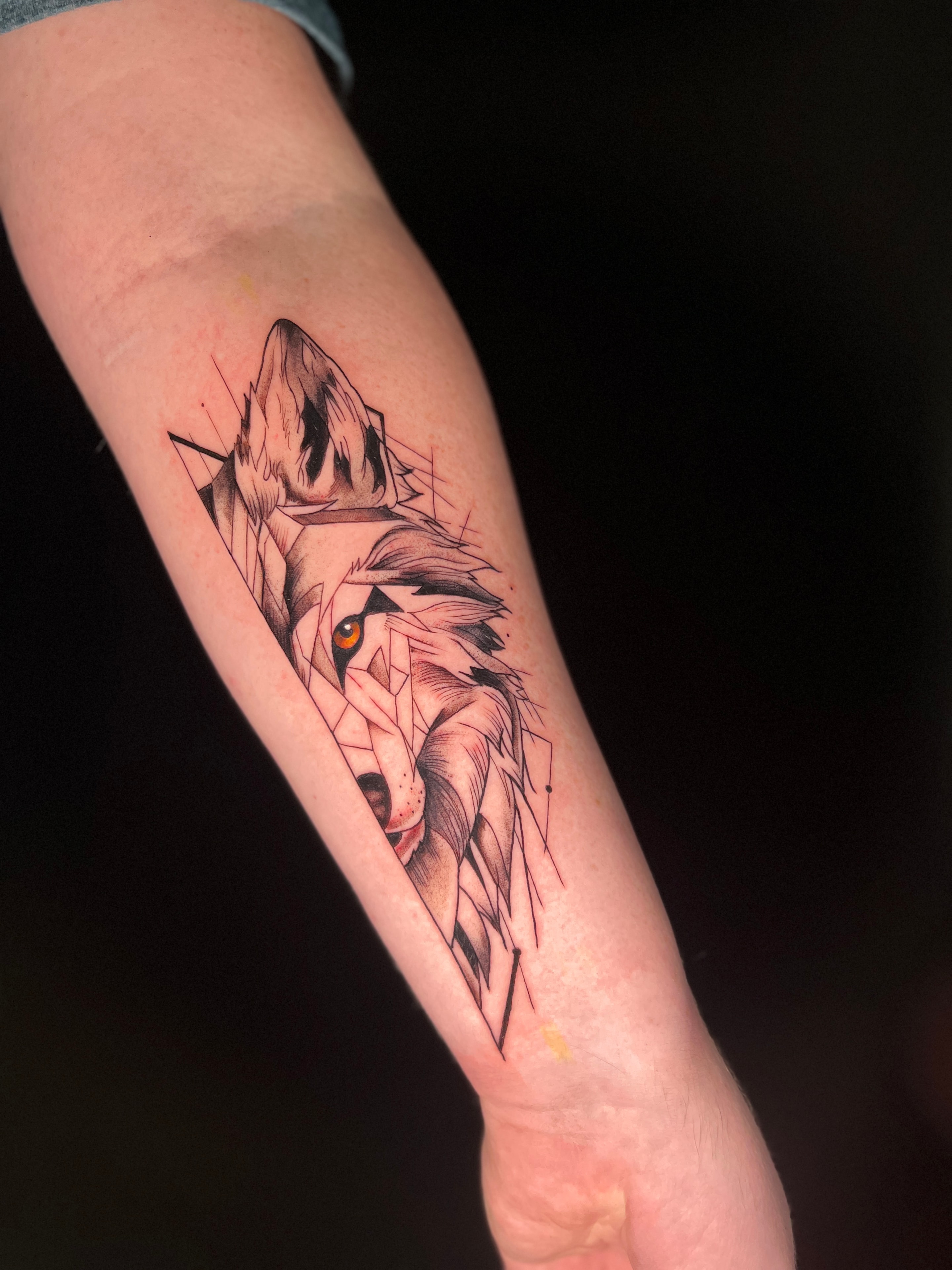 Tatuaje blackwork geométrico de zorro en antebrazo