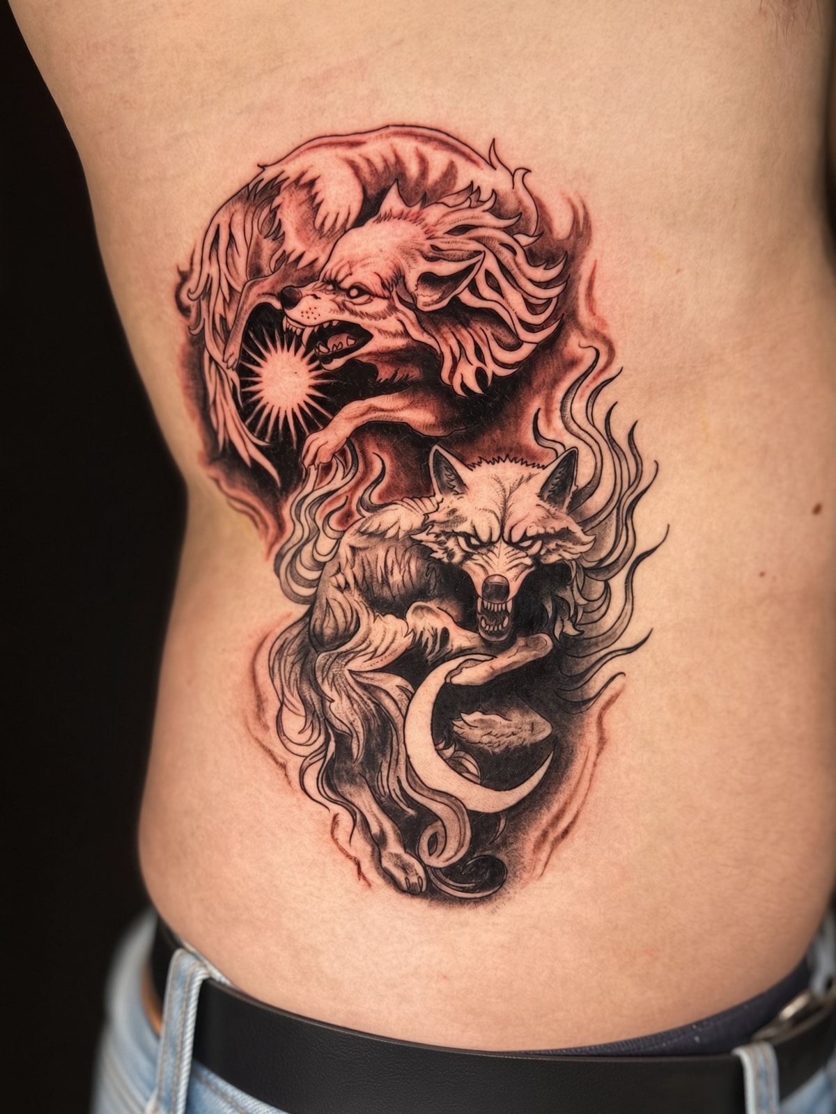 Tatuaje blackwork de lobos y fuego
