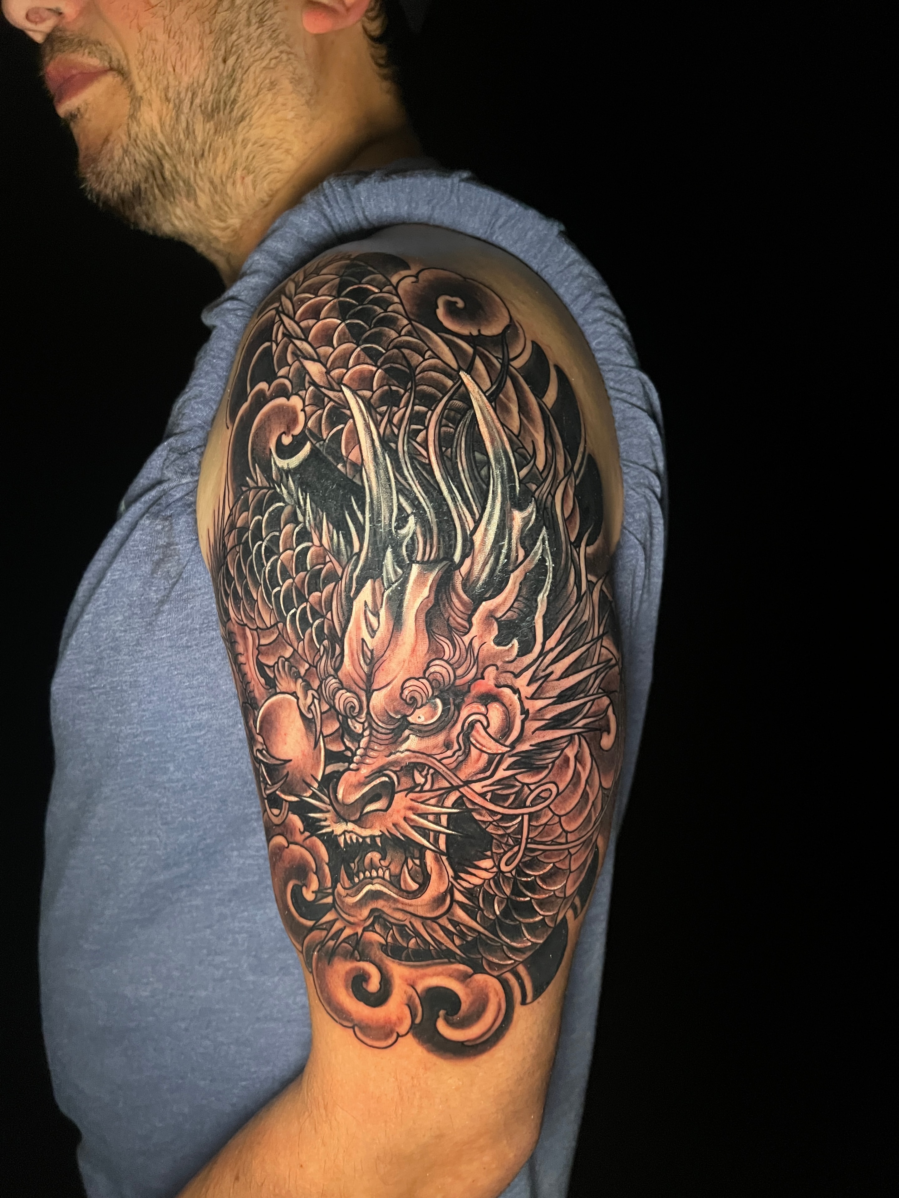 Cover-up después: manga blackwork geométrica con patrones