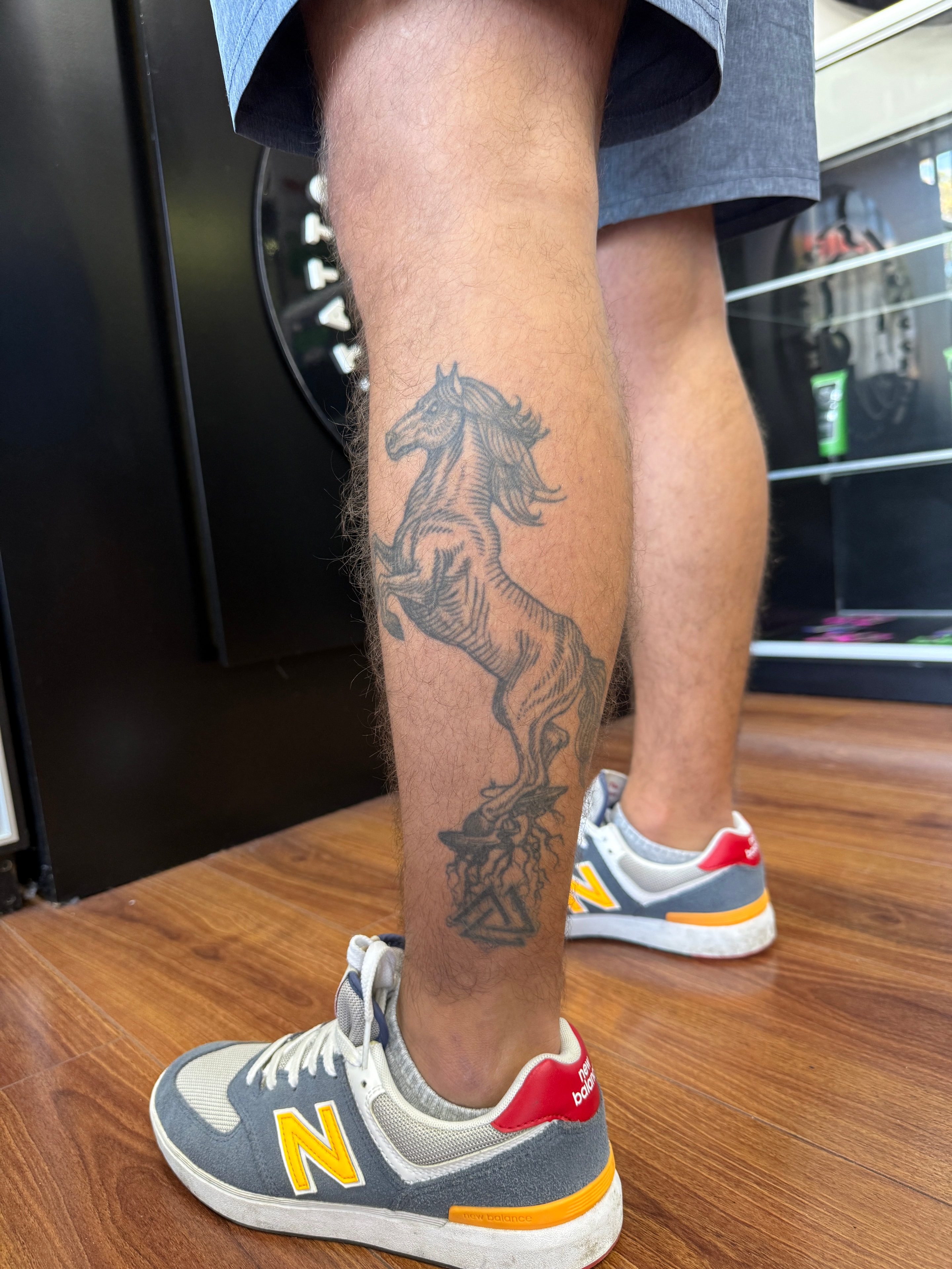 Cover-up antes: tribal pequeño en el hombro