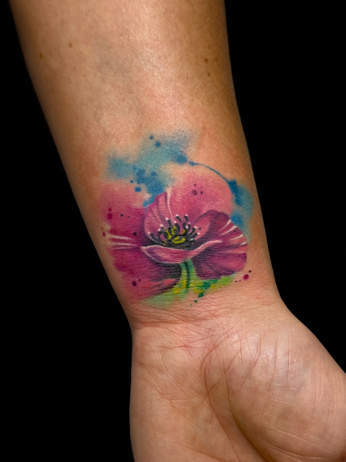 Cover-up después: flor acuarela rosa y azul en la muñeca