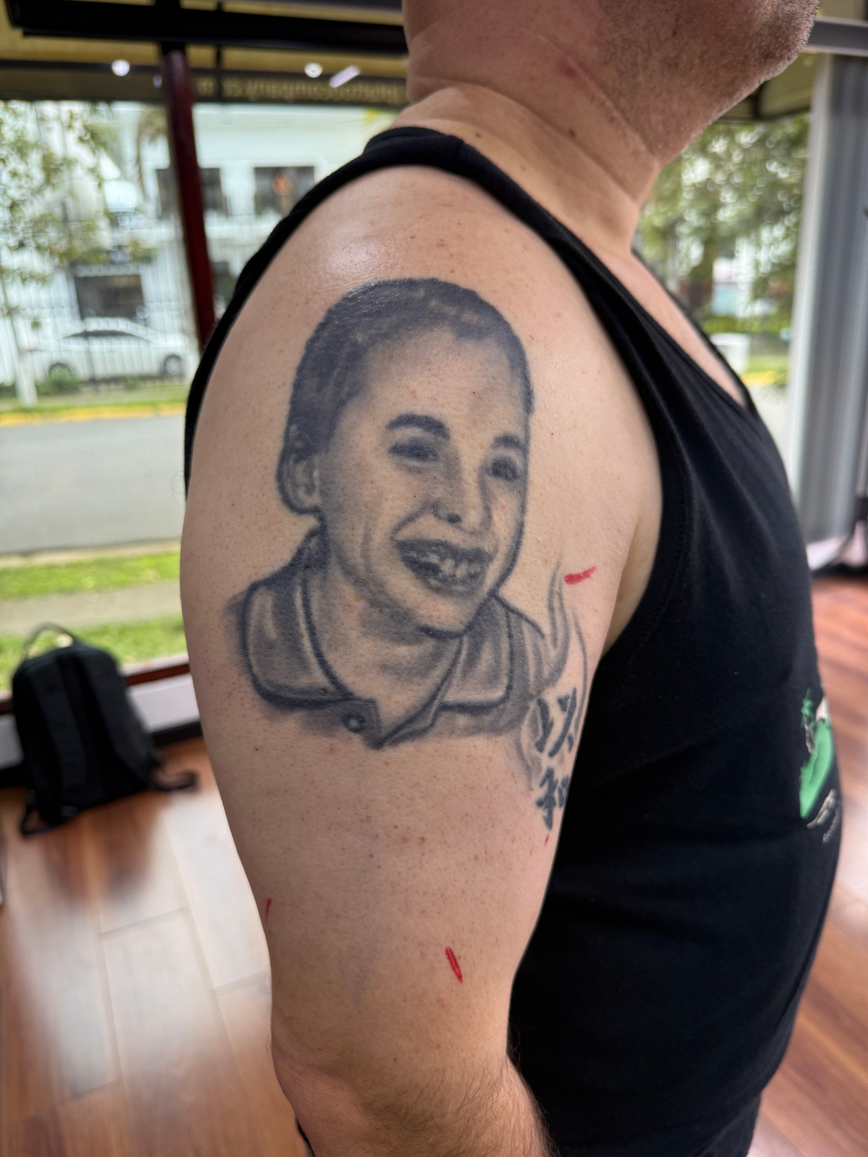 Cover-up antes: retrato en el brazo
