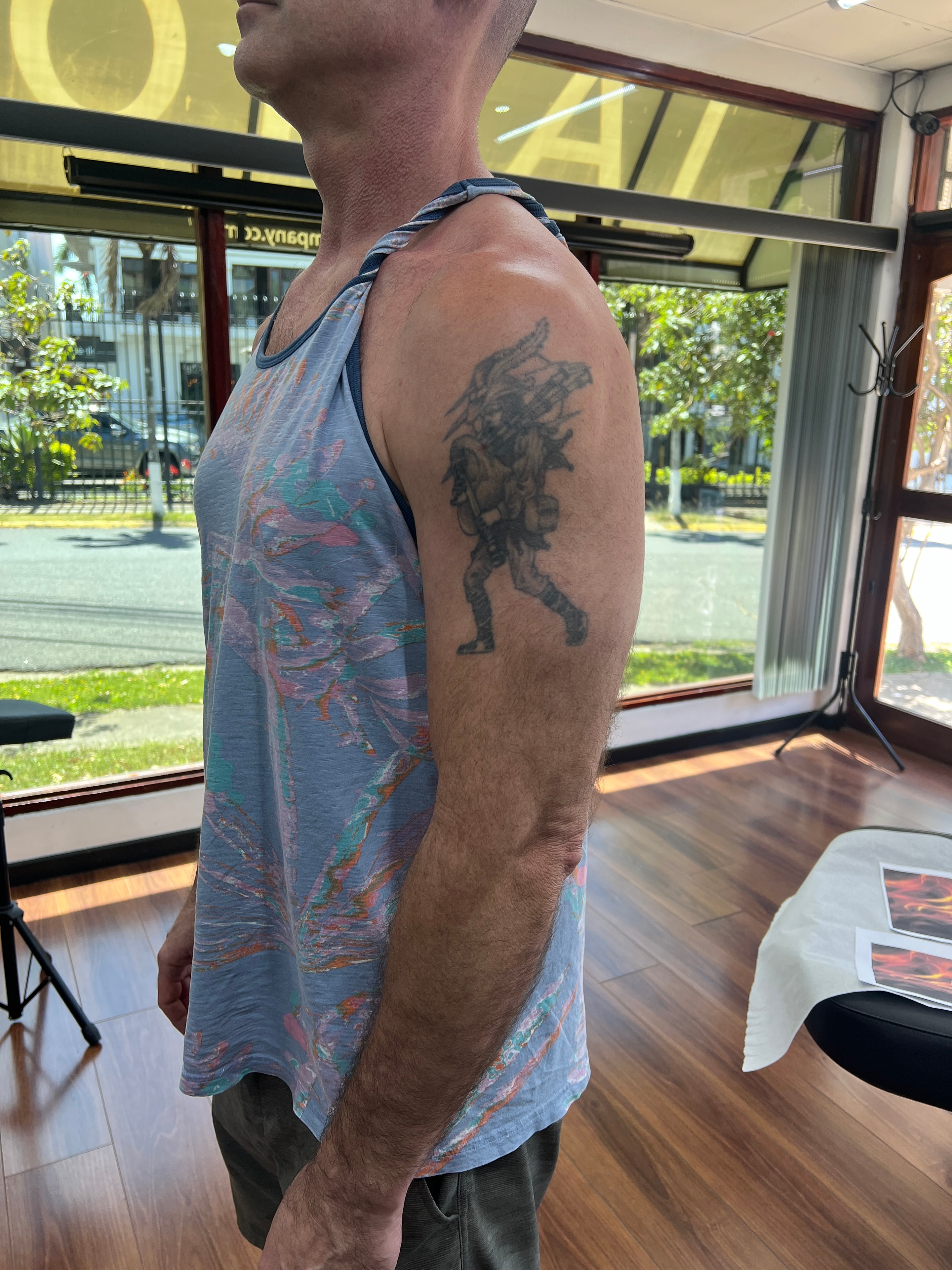 Cover-up antes: diseño en el muslo