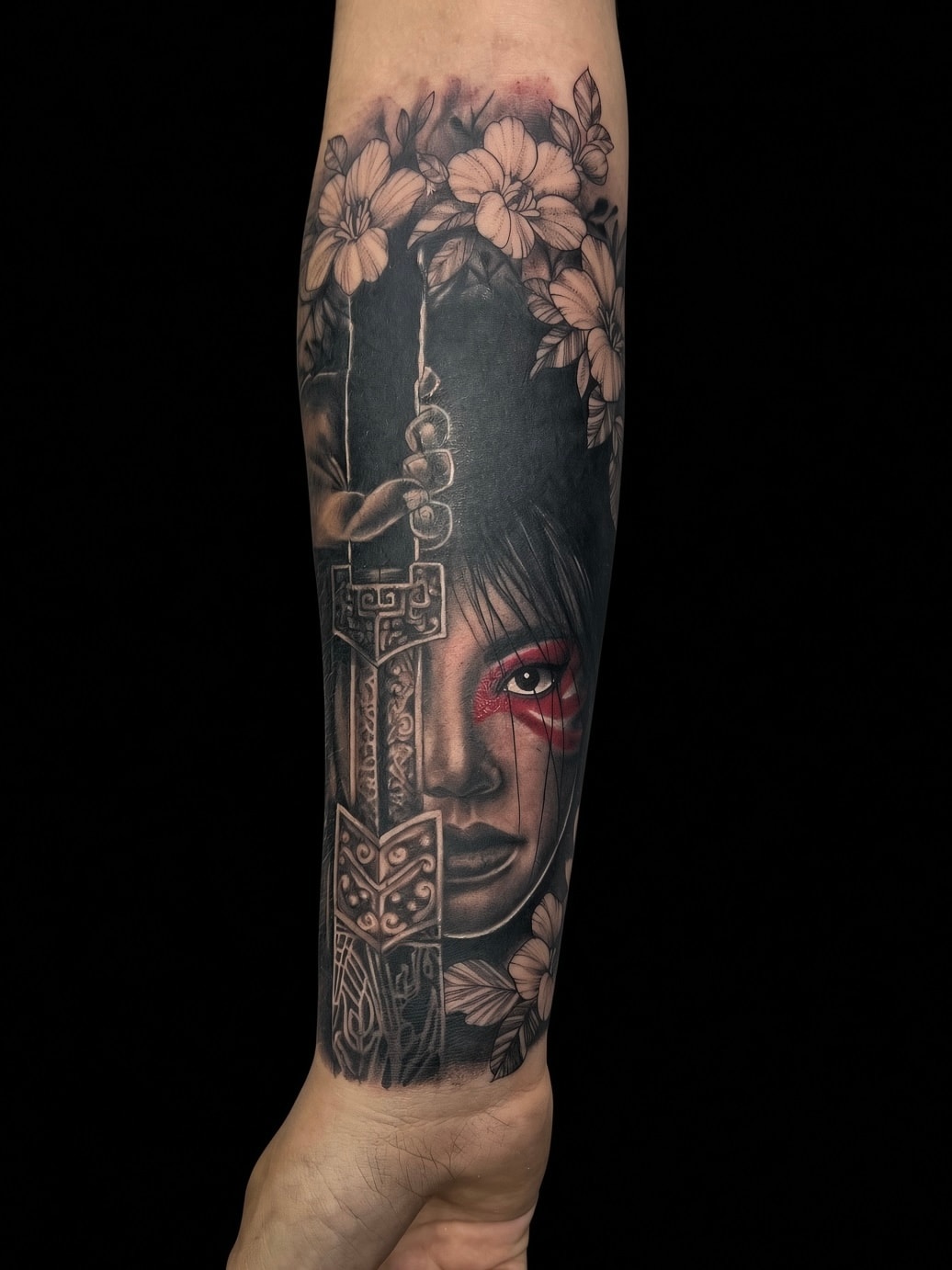 Cover-up después: geisha con flores en el antebrazo