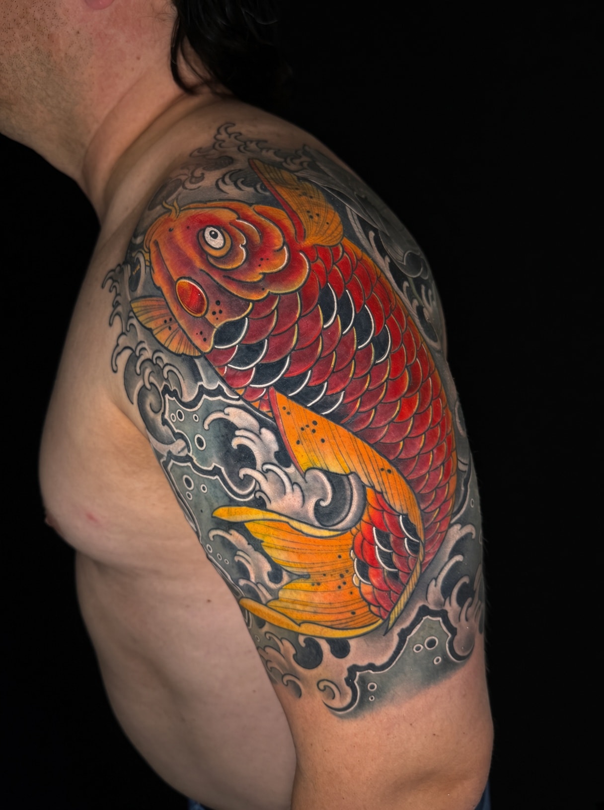 Cover-up después: carpa koi japonesa en rojo y naranja en el hombro