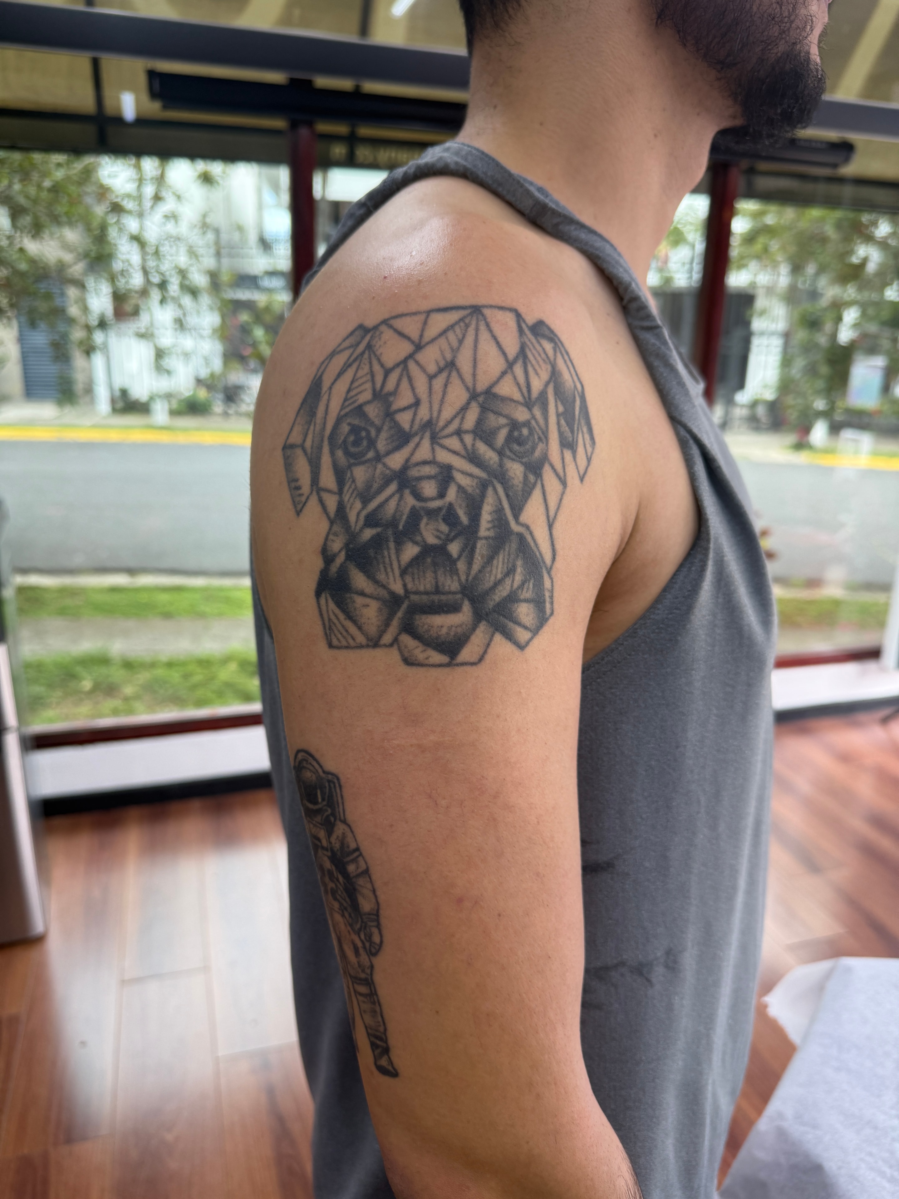 Cover-up antes: tatuaje geométrico en el brazo