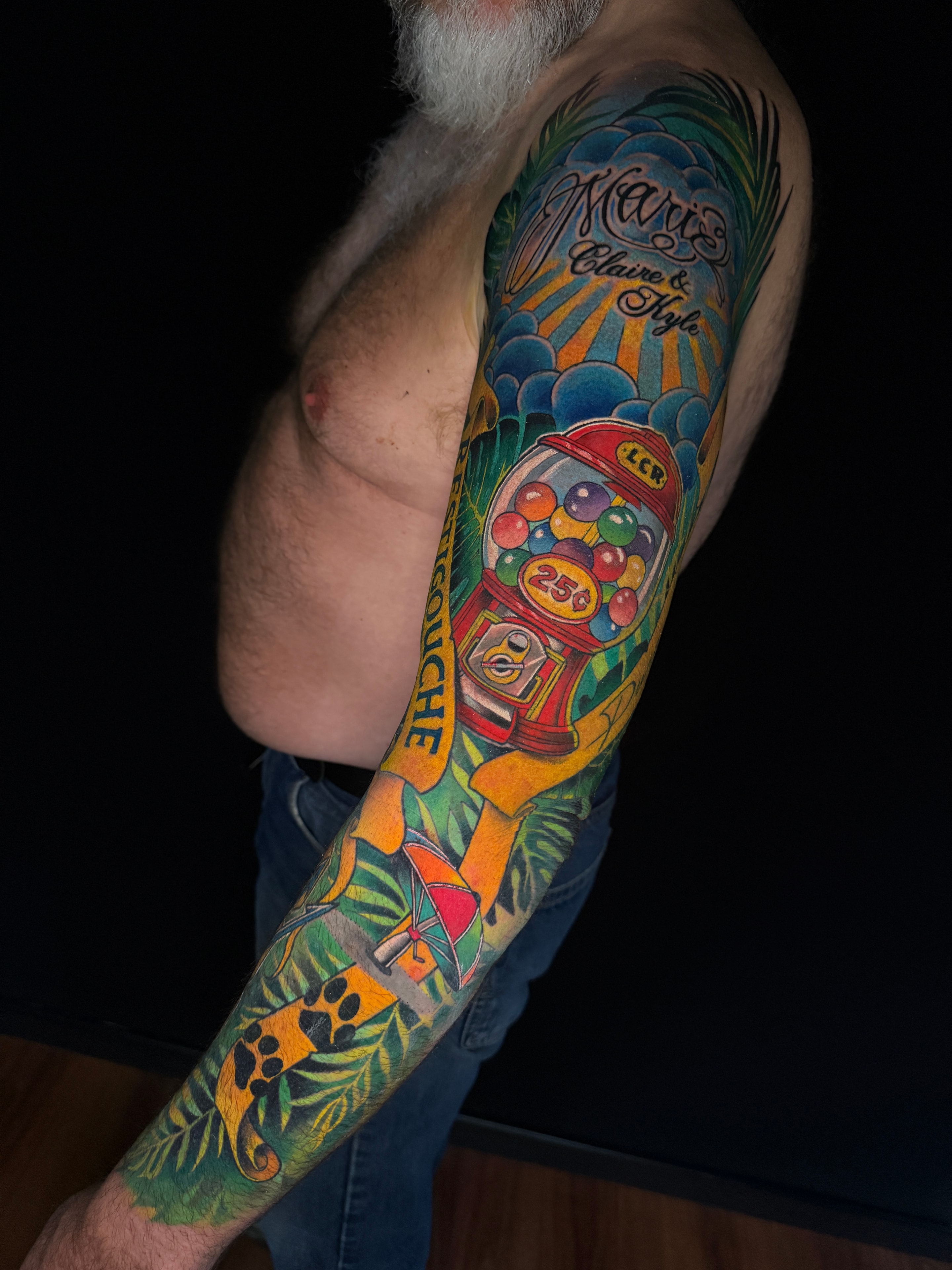 Tatuaje estilo libre de manga colorida con máquina de chicles