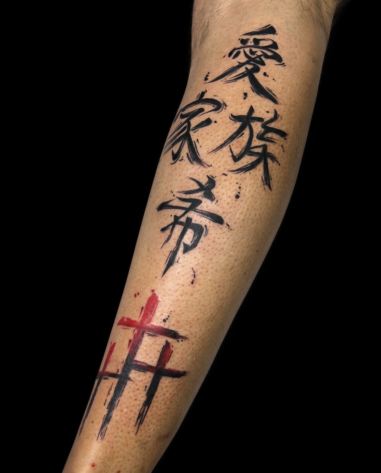 Tatuaje estilo libre de kanjis y cruz roja en el antebrazo