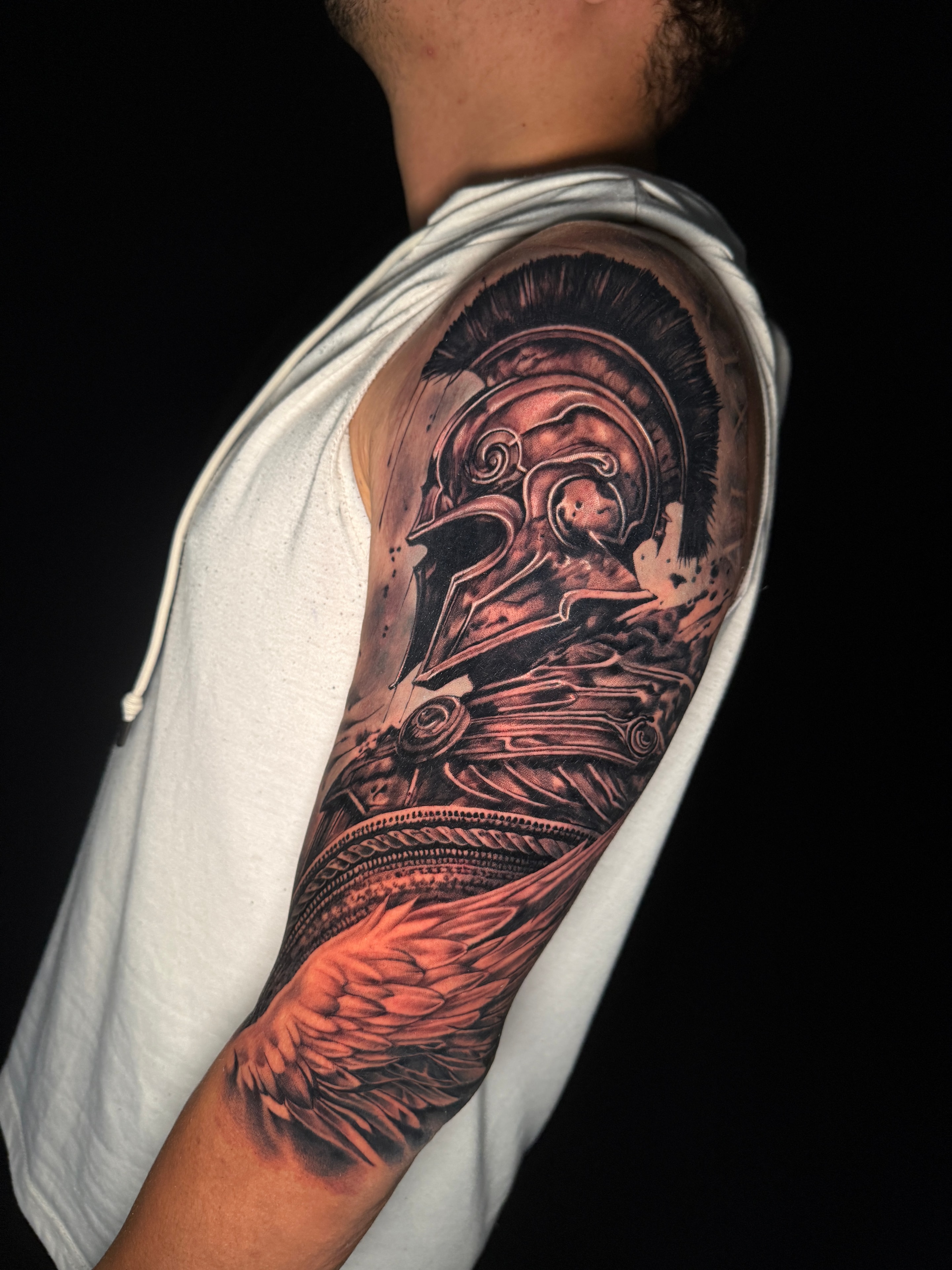 Tatuaje estilo libre de casco espartano en el brazo