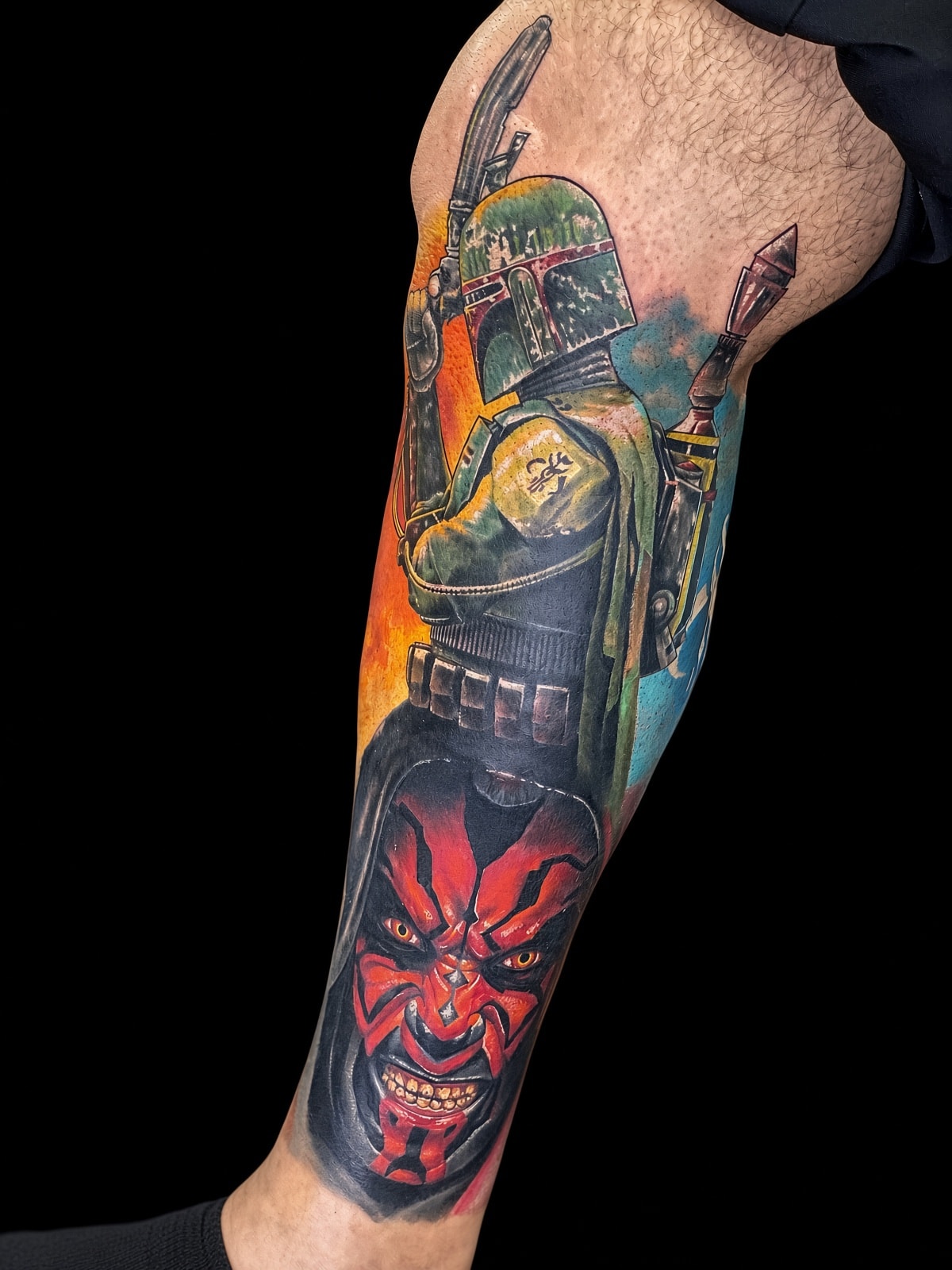 Tatuaje estilo libre de Star Wars con Boba Fett y Darth Maul en la pierna