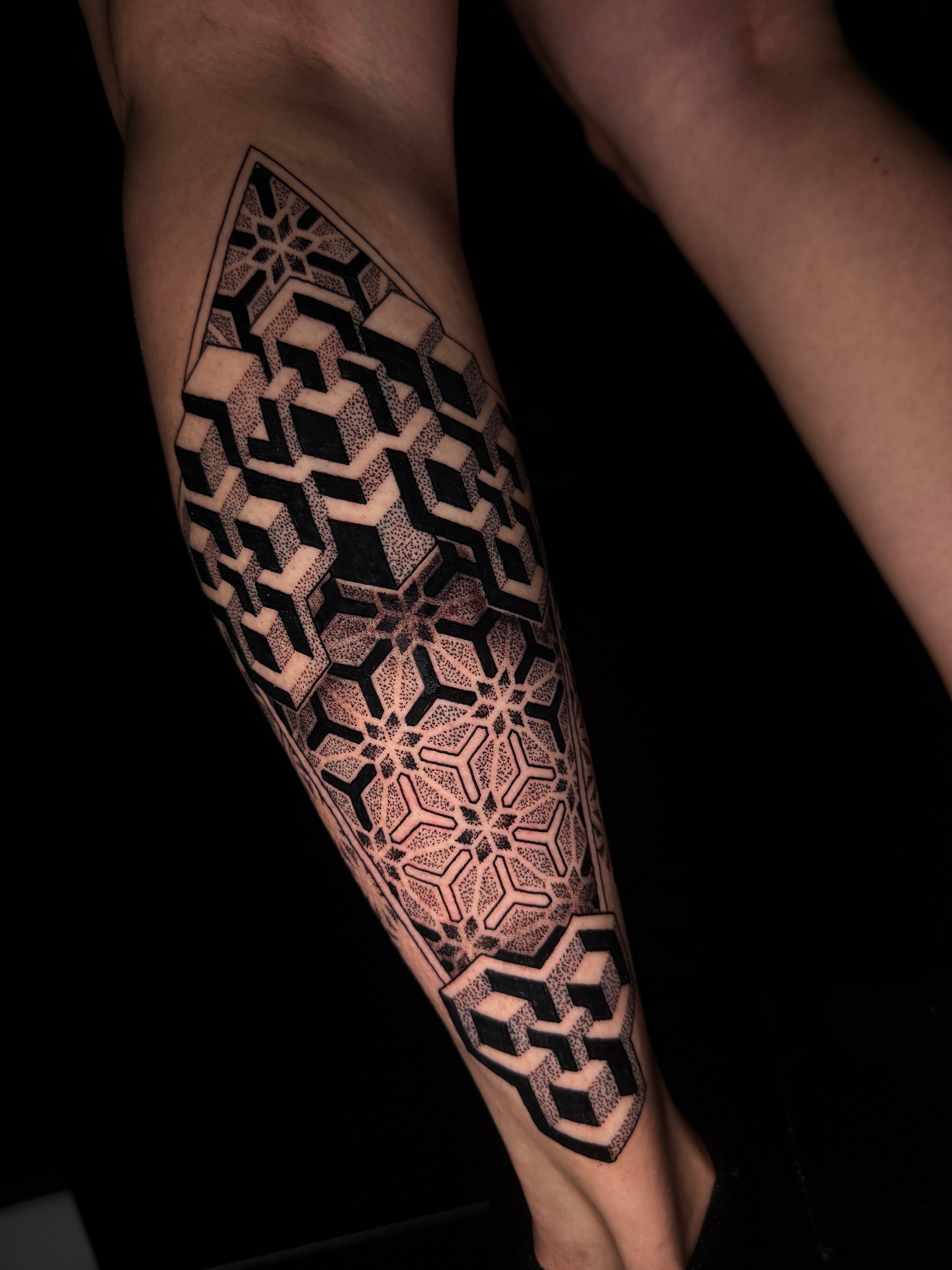 Tatuaje geométrico simétrico en antebrazo