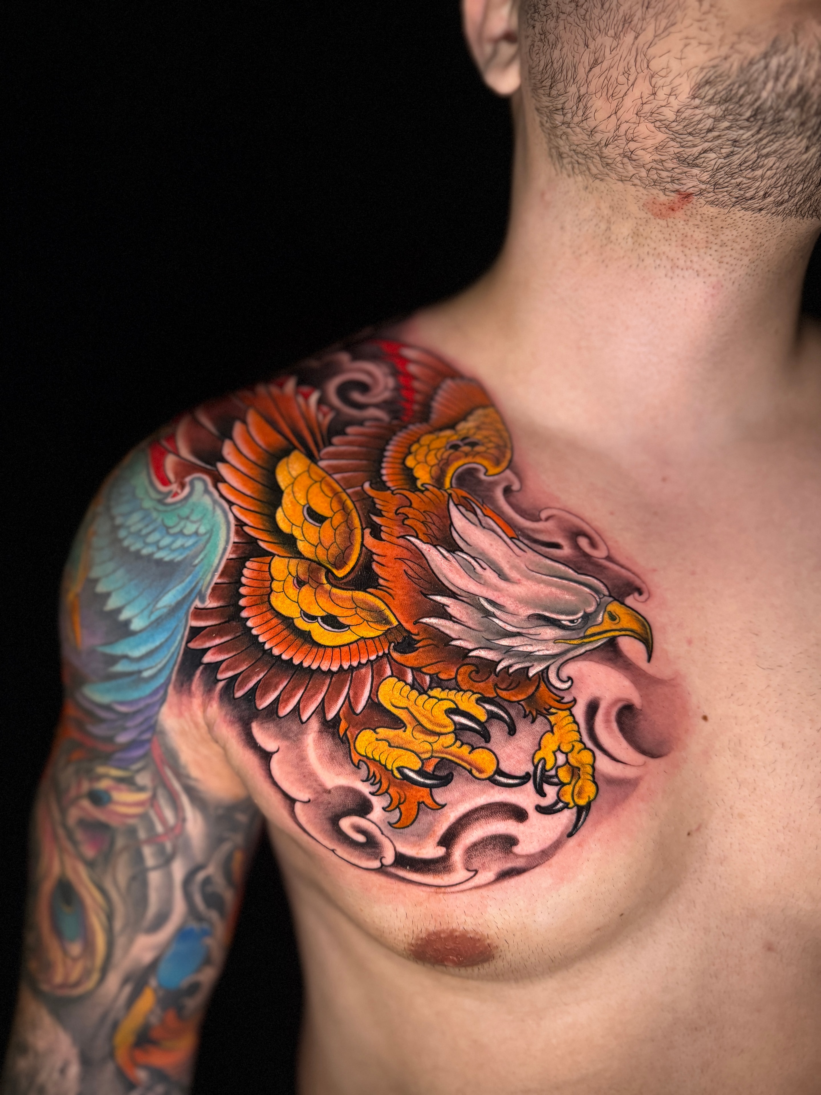 Tatuaje japonés de águila en el pecho y hombro