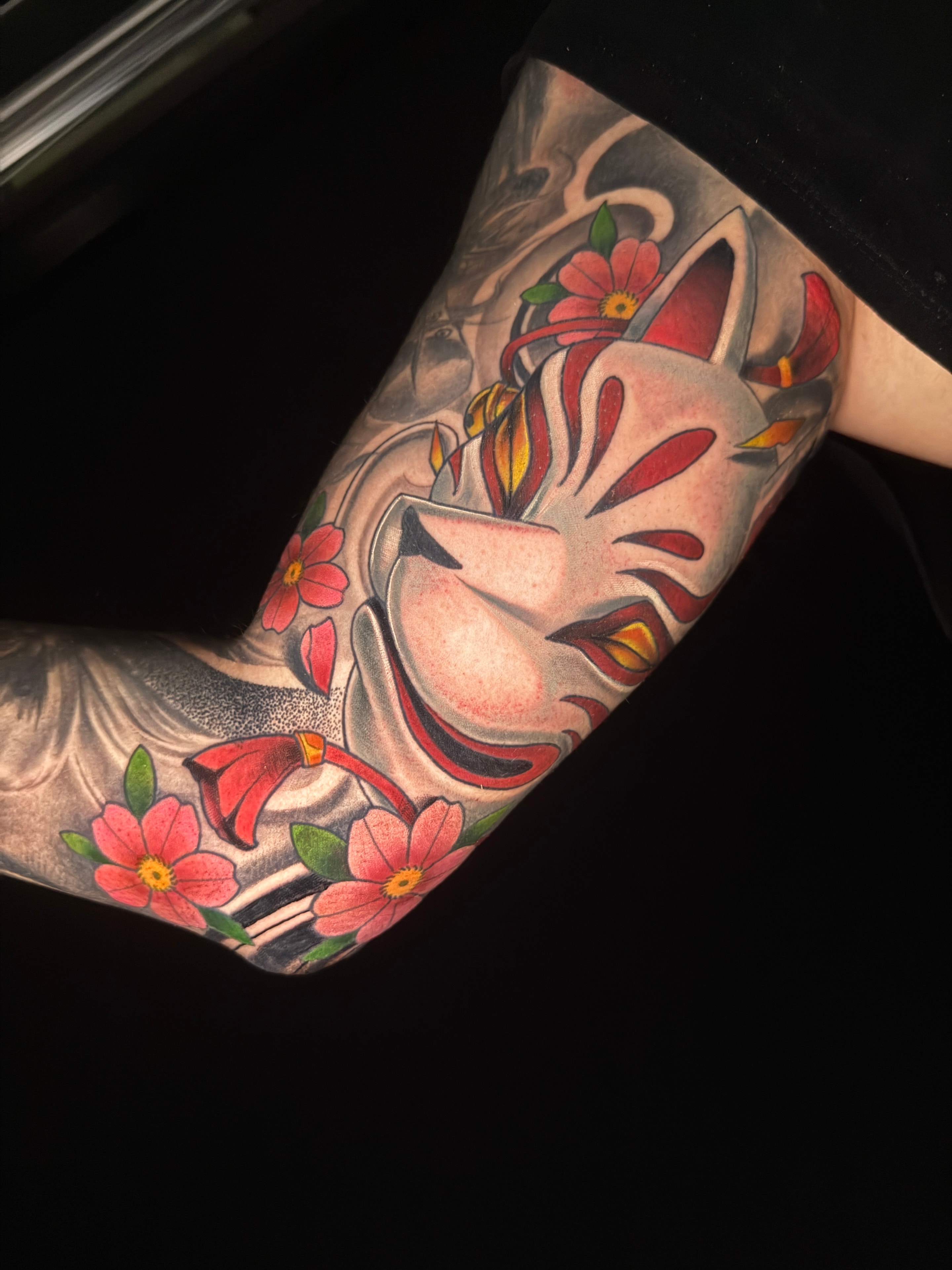 Tatuaje japonés de máscara hannya y flores