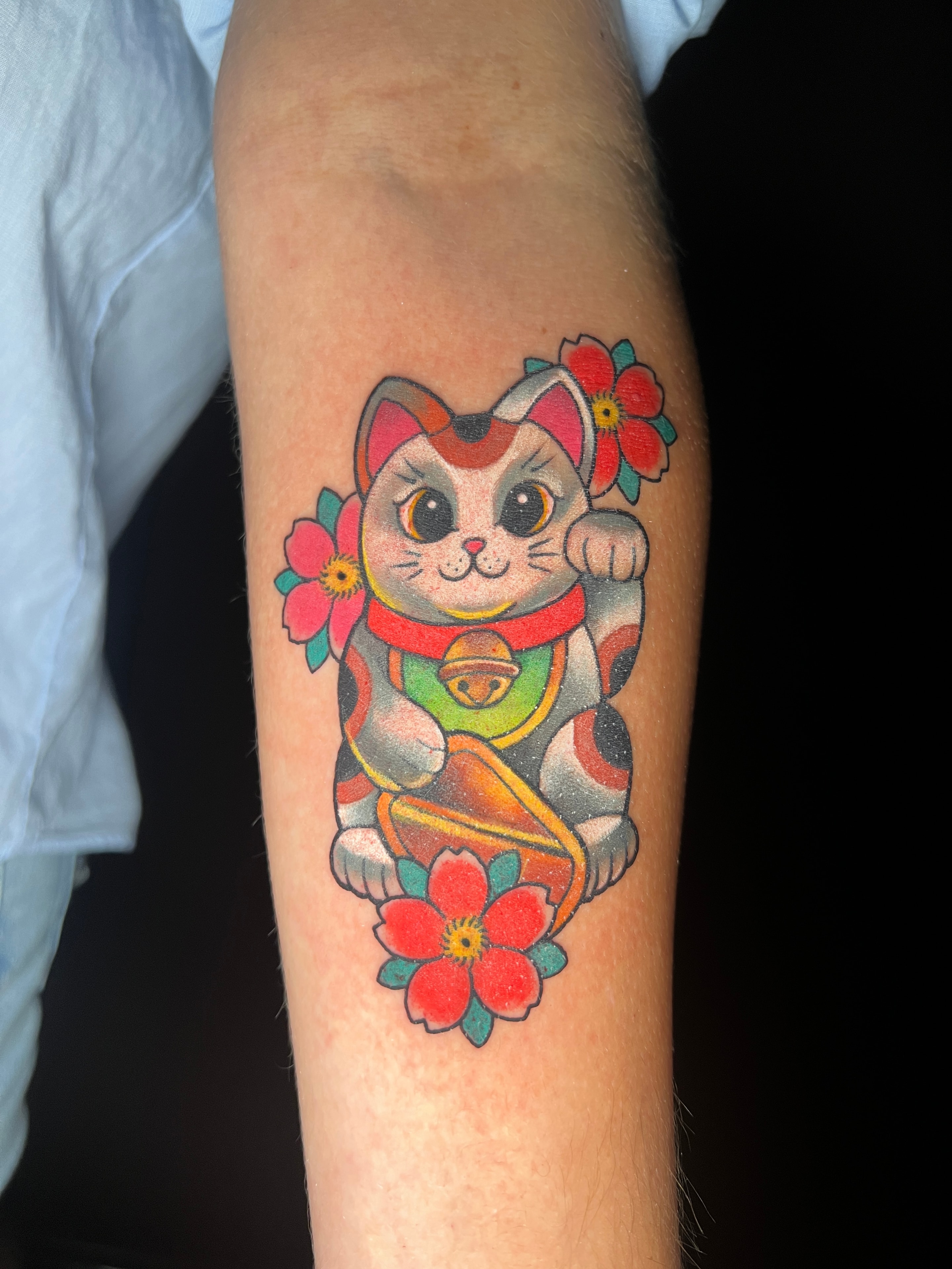 Tatuaje japonés de gato de la suerte y flores
