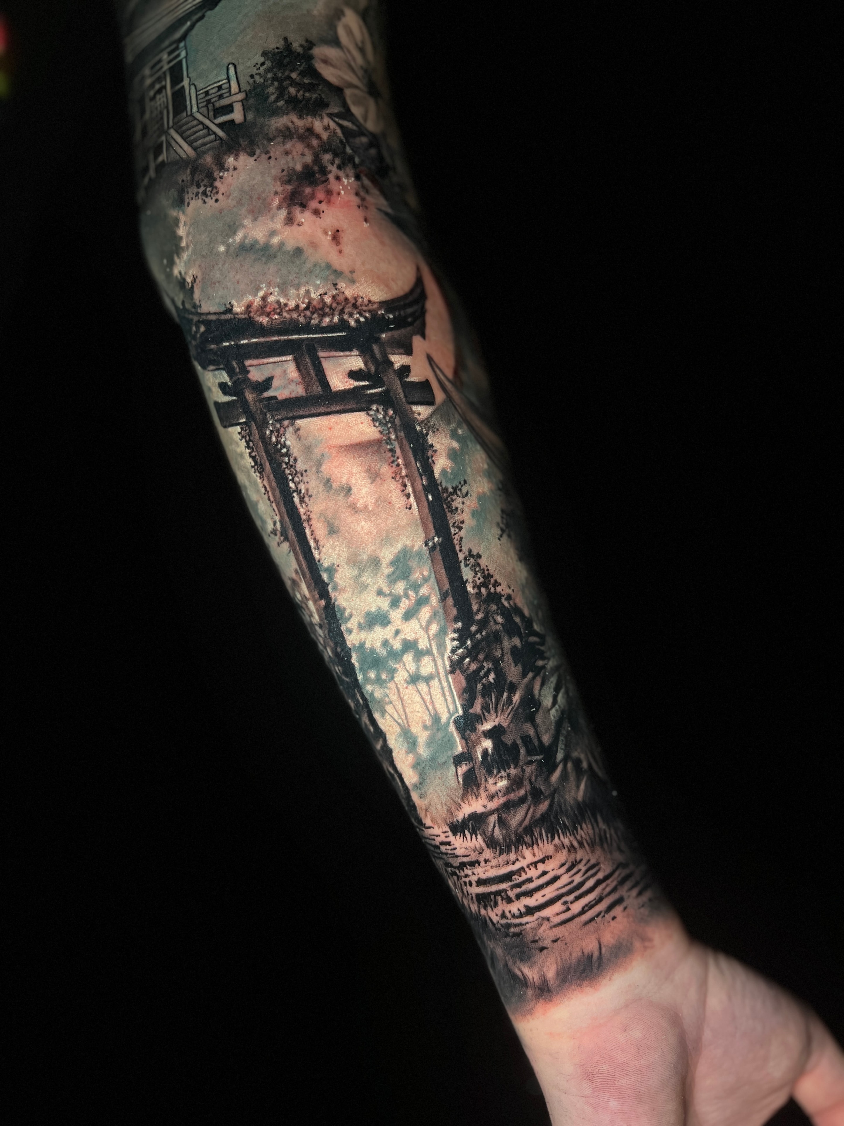 Tatuaje japonés de torii en el antebrazo