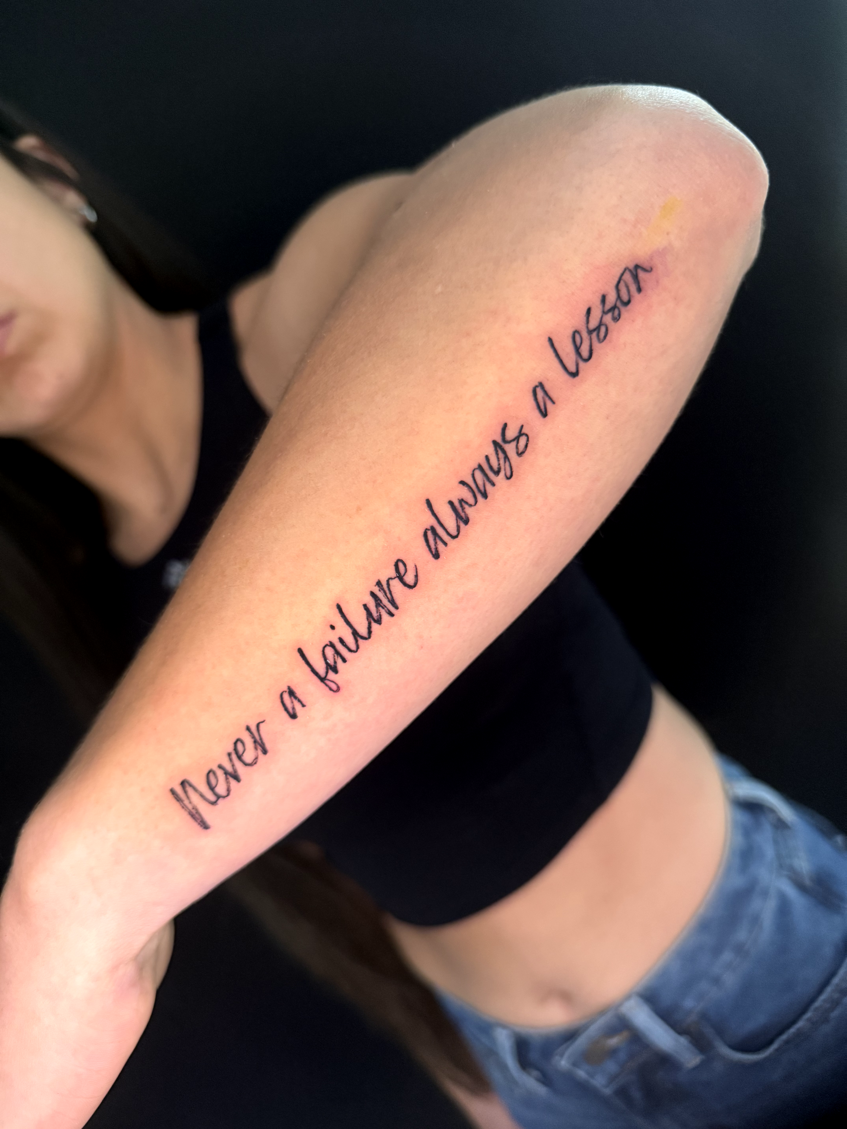 Tatuaje lettering Never a failure always a lesson en brazo