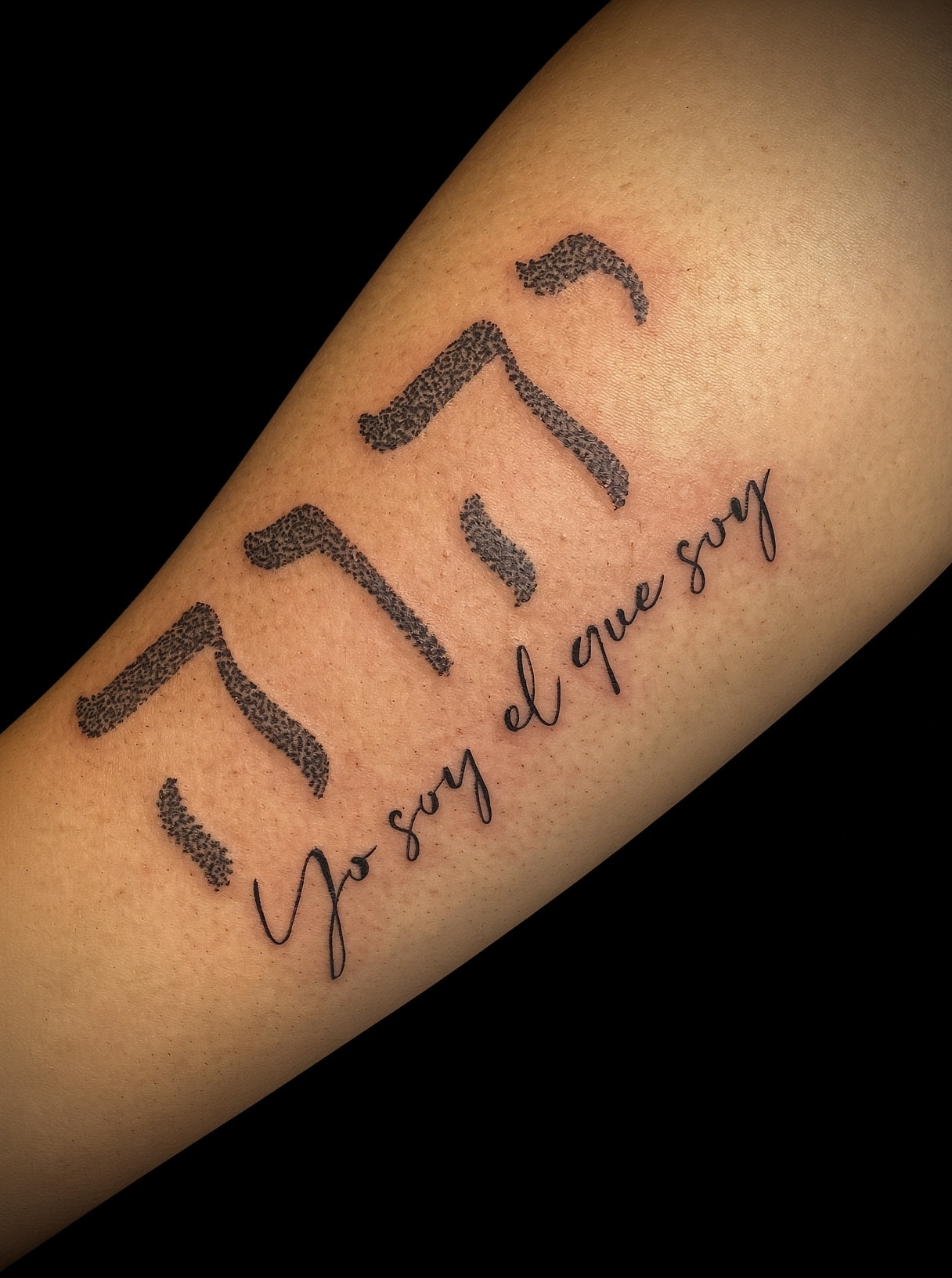 Tatuaje lettering hebreo y script Yo soy el que soy en antebrazo