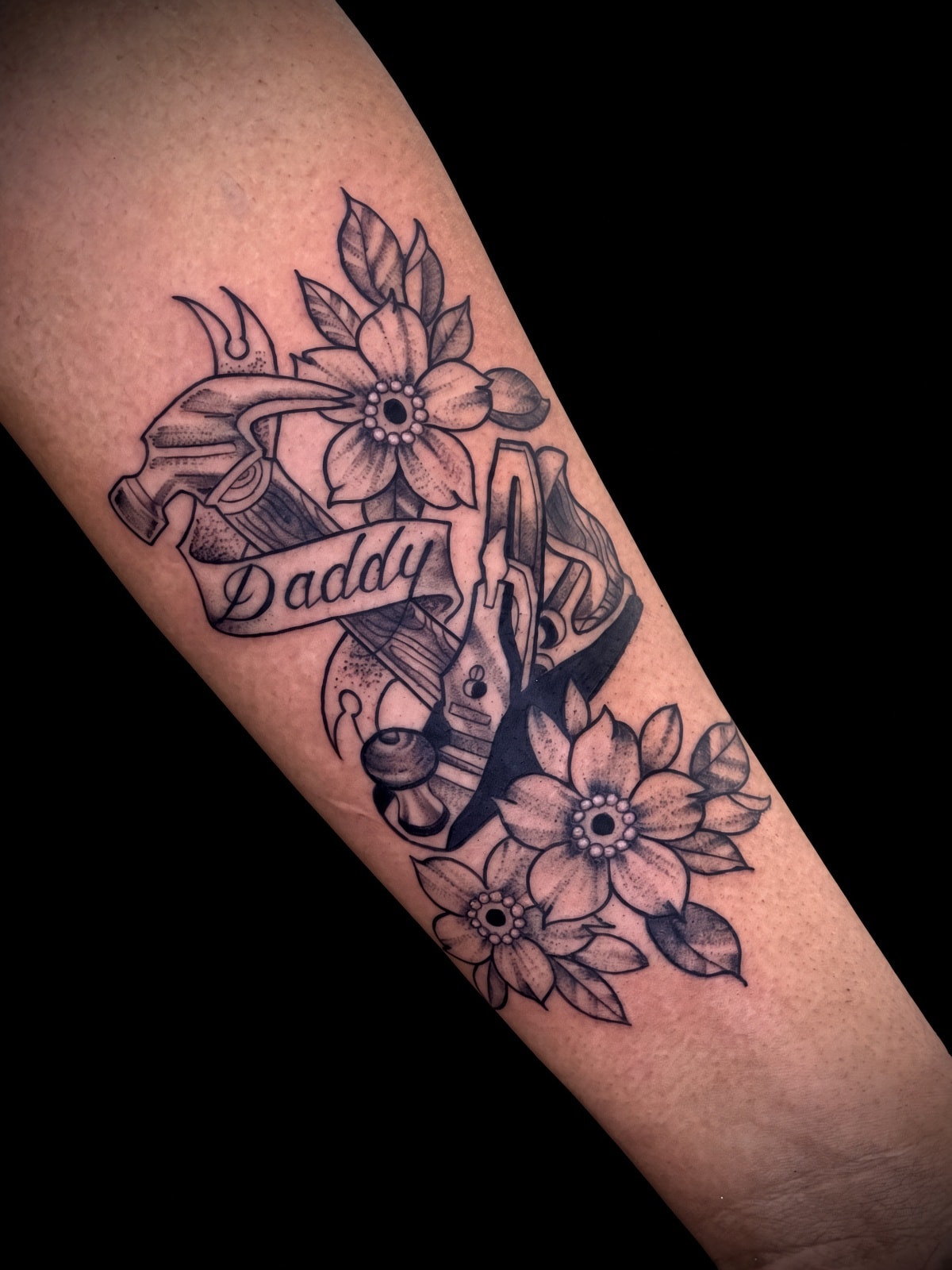Tatuaje old school de banner Daddy con flores y herramientas