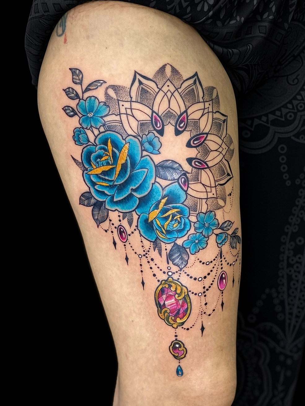 Tatuaje ornamental de rosas azules y joya en muslo