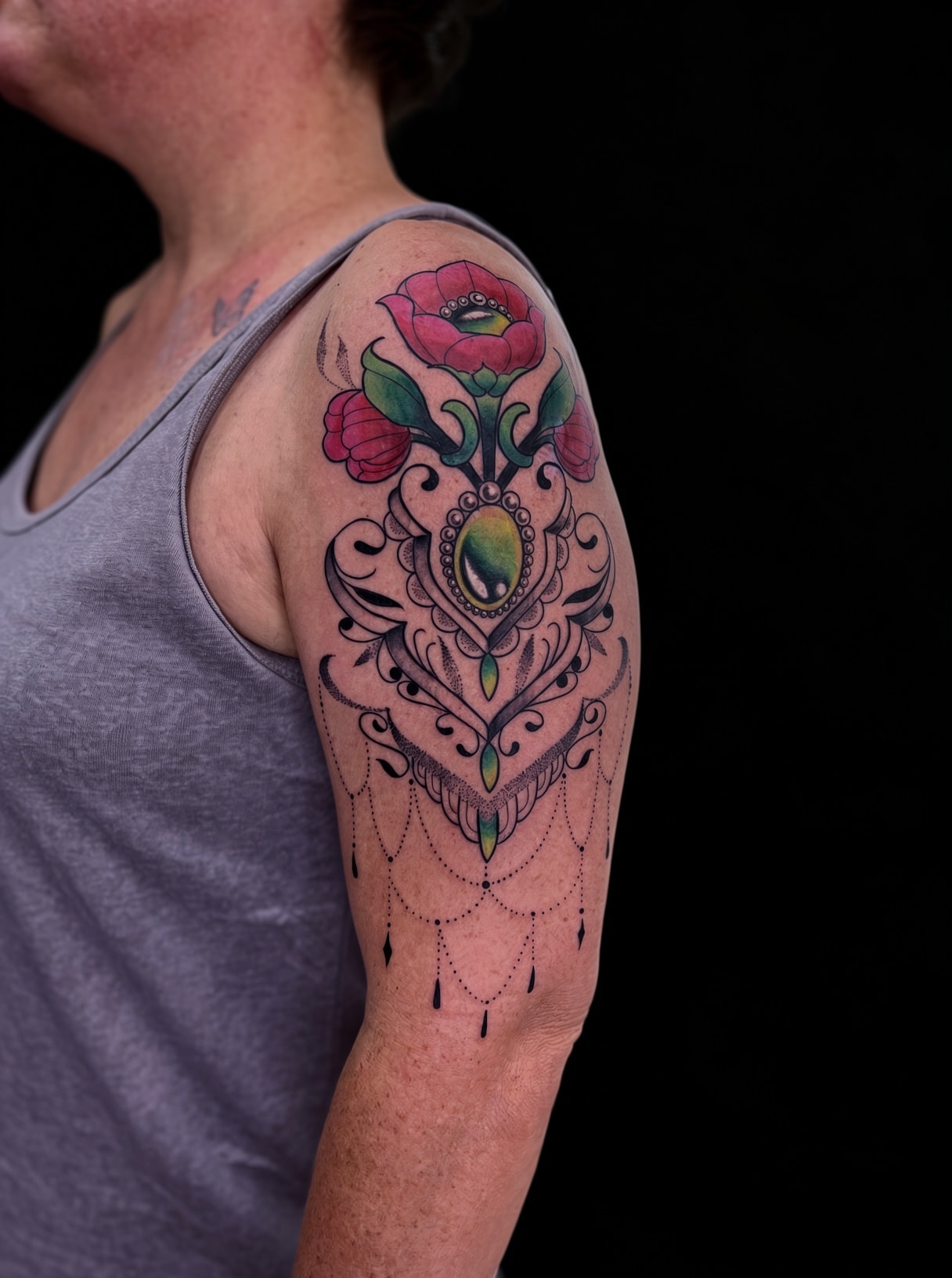 Tatuaje ornamental de flores y gema en brazo