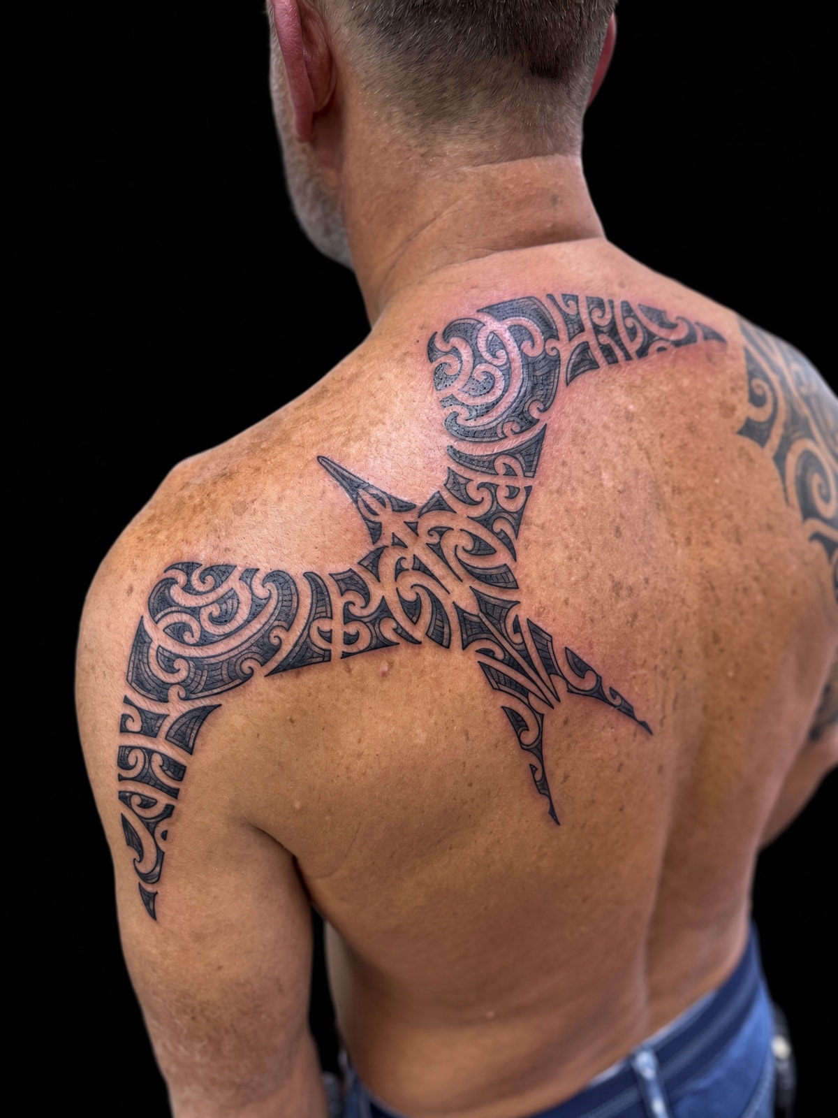 Tatuaje polinesio en espalda y hombro
