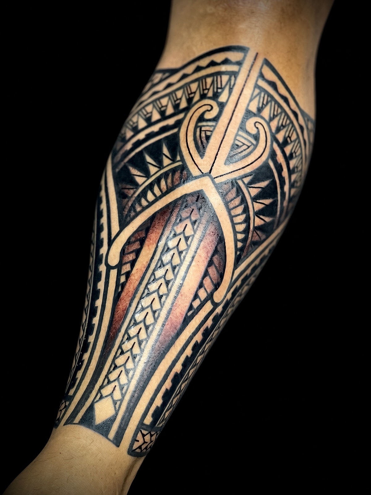 Tatuaje polinesio geométrico en pierna
