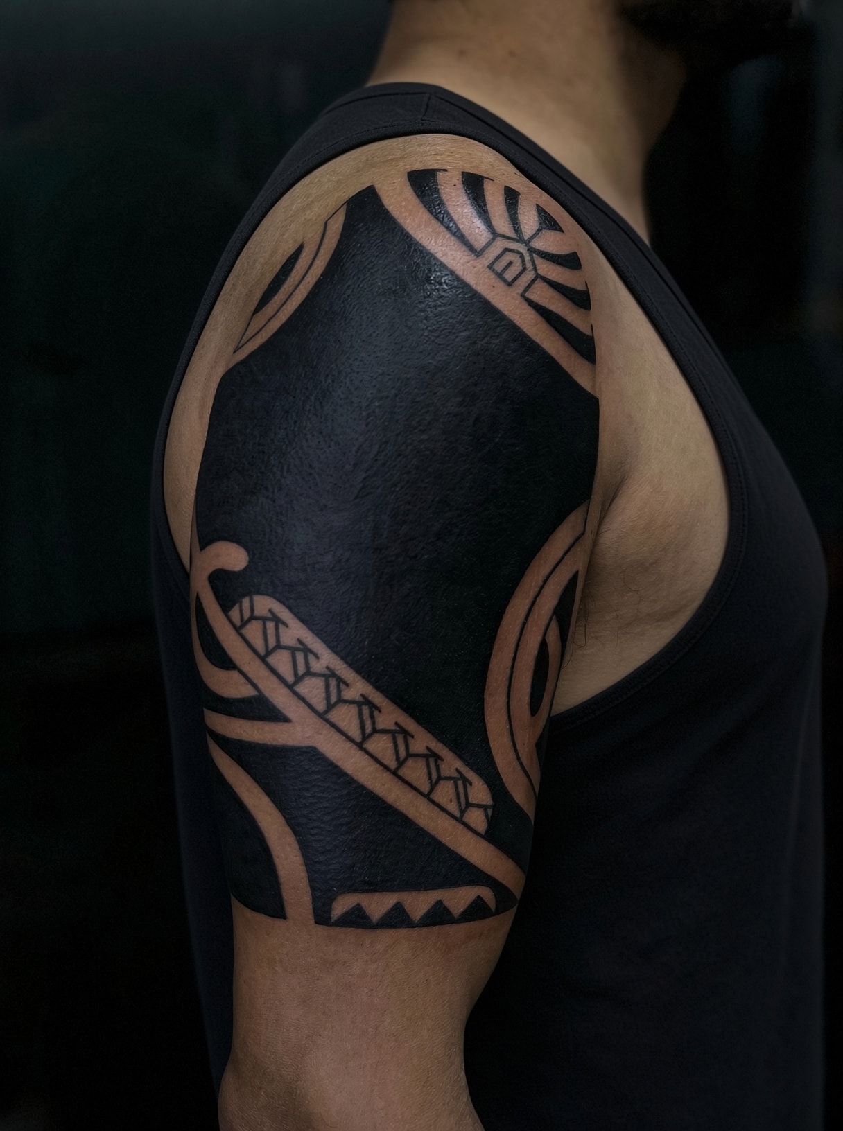 Tatuaje polinesio blackwork en hombro