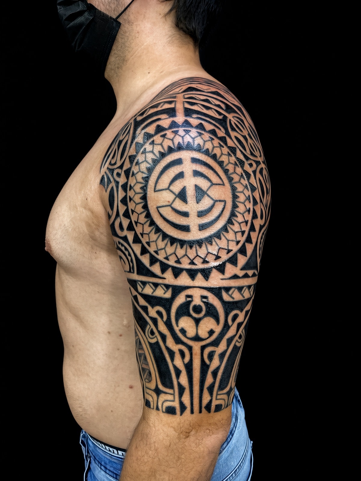 Tatuaje polinesio de patrones en hombro