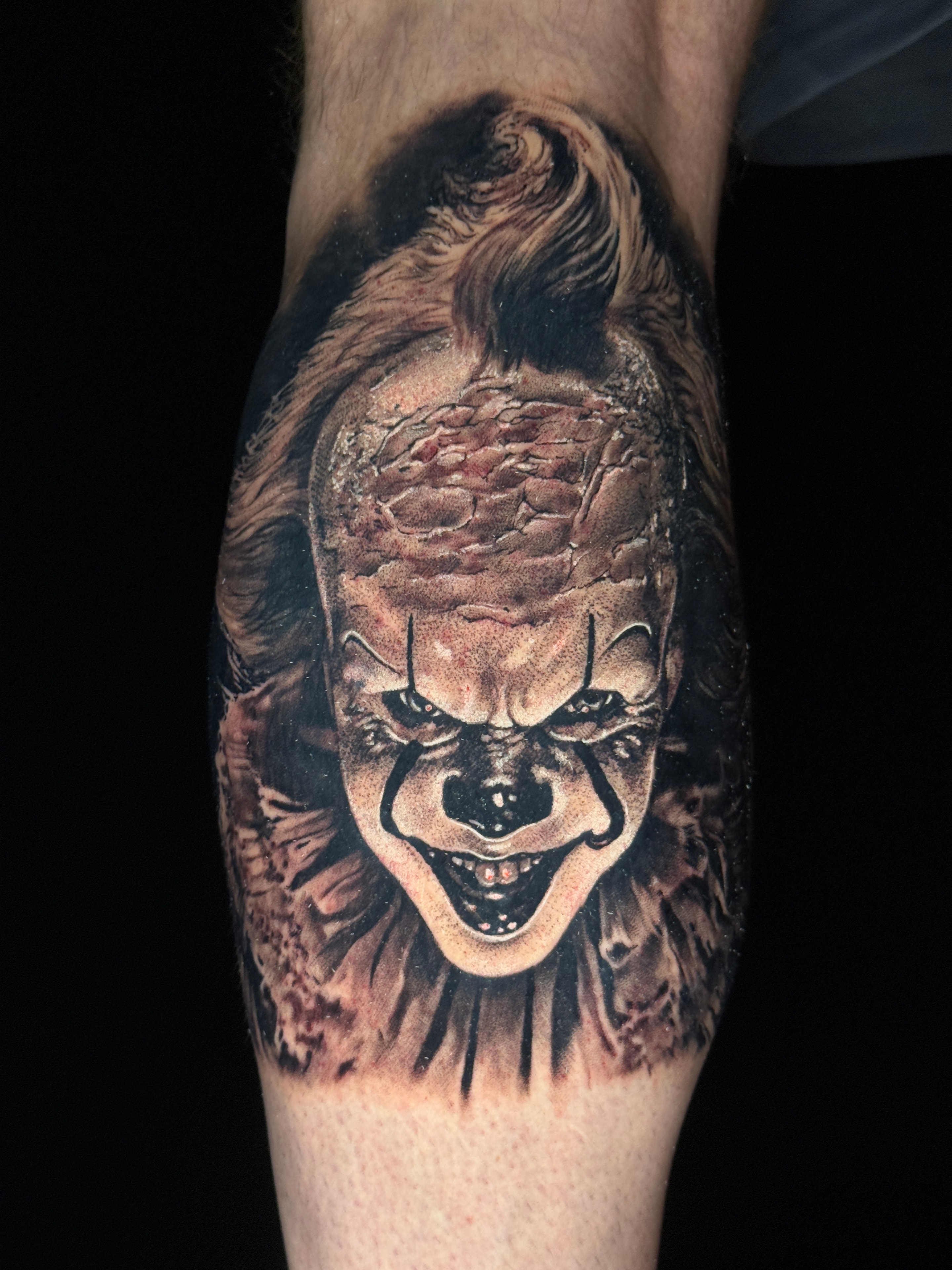 Tatuaje realista de león en el antebrazo