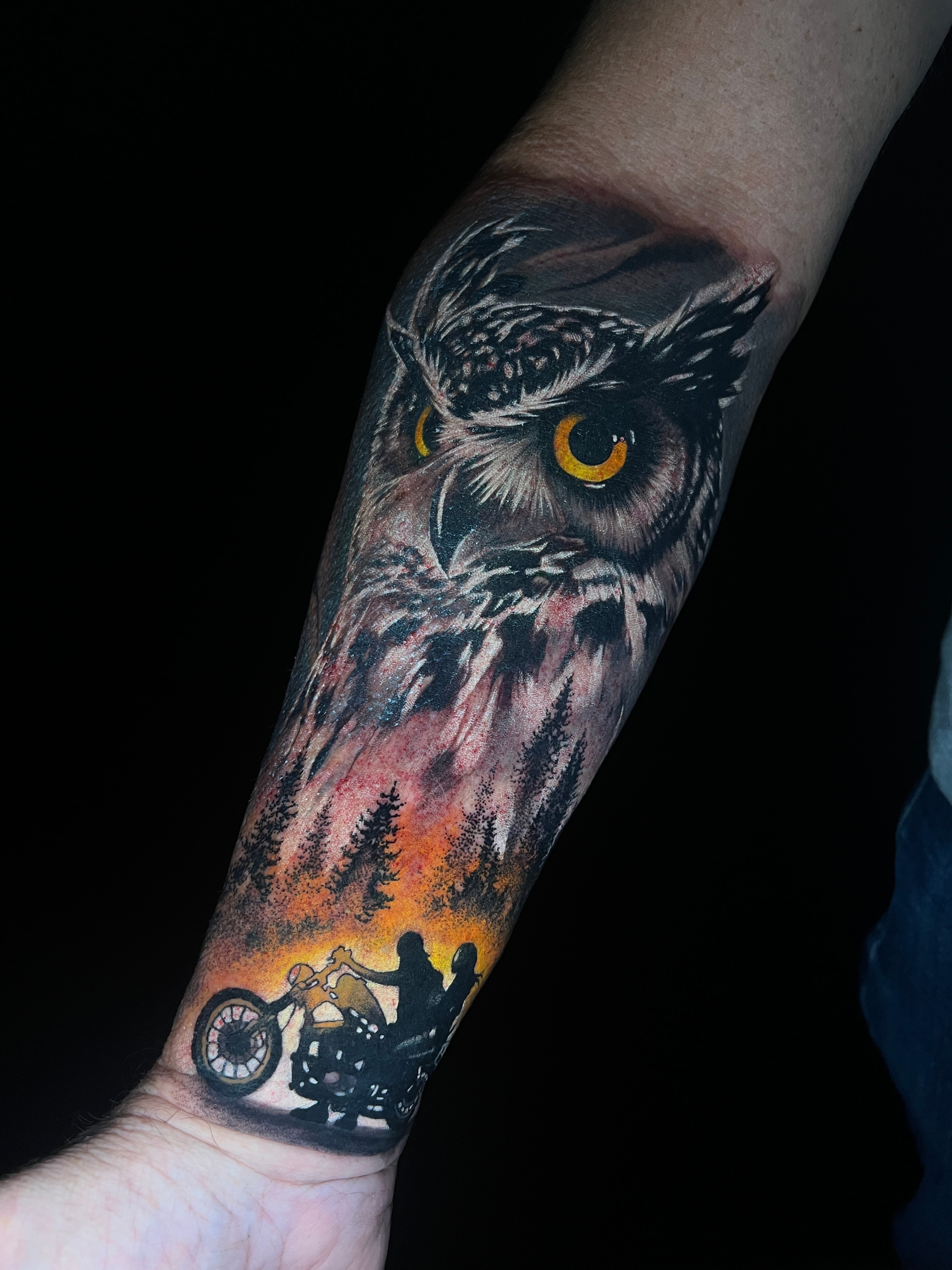 Tatuaje realista de búho en el antebrazo