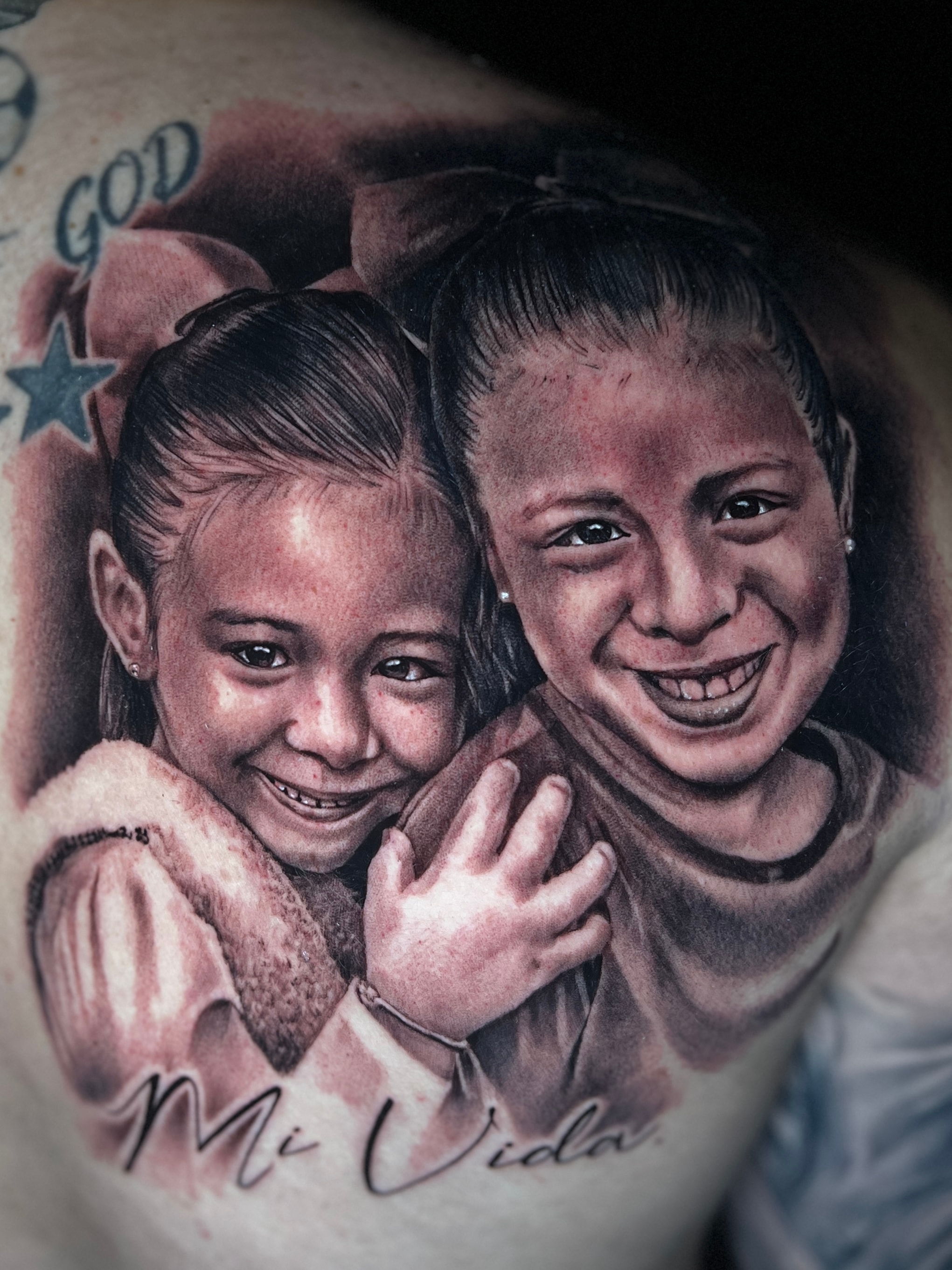 Tatuaje realista de rinocerontes en el brazo