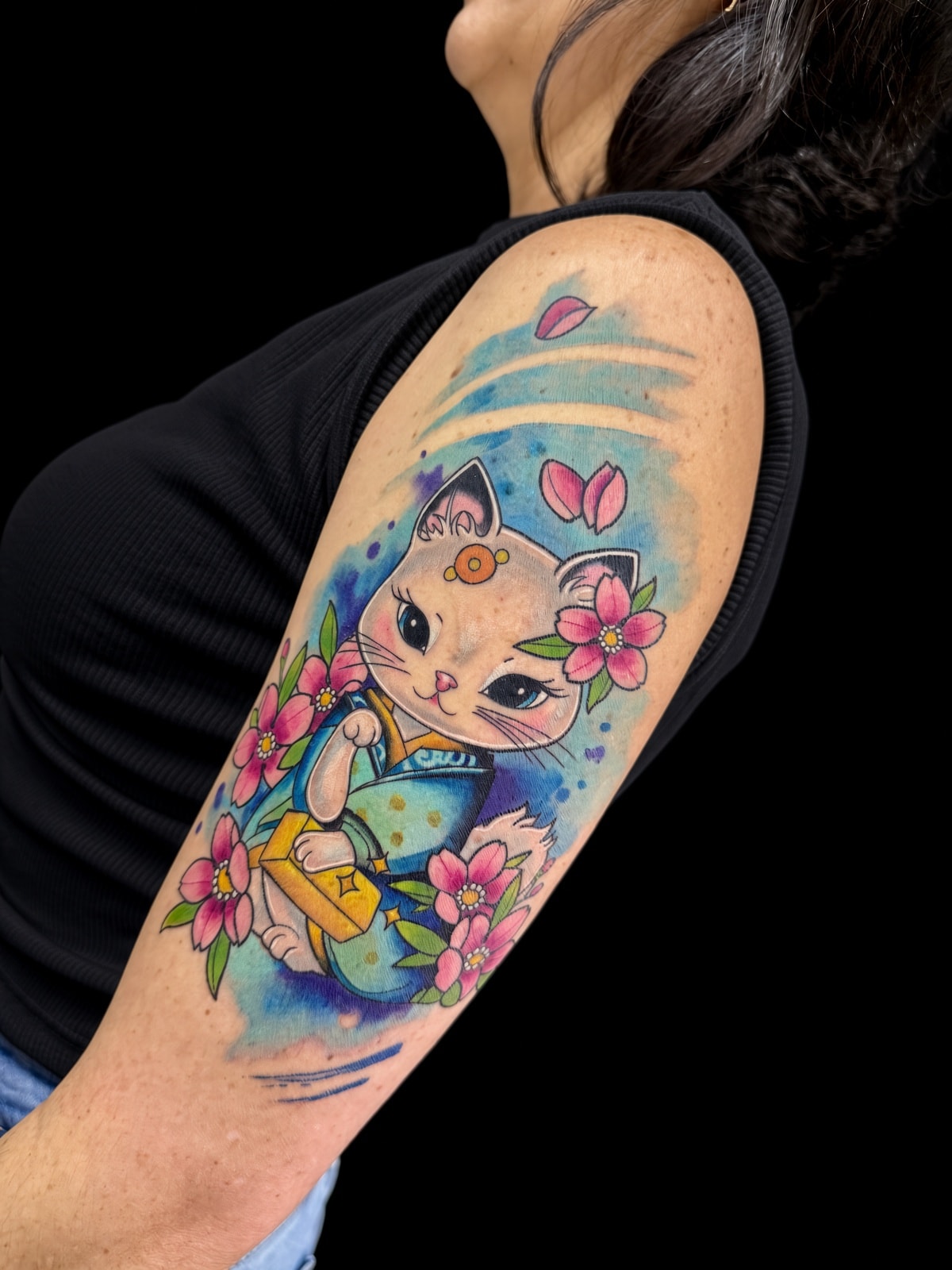 Tatuaje acuarela de gatos y flores en el brazo