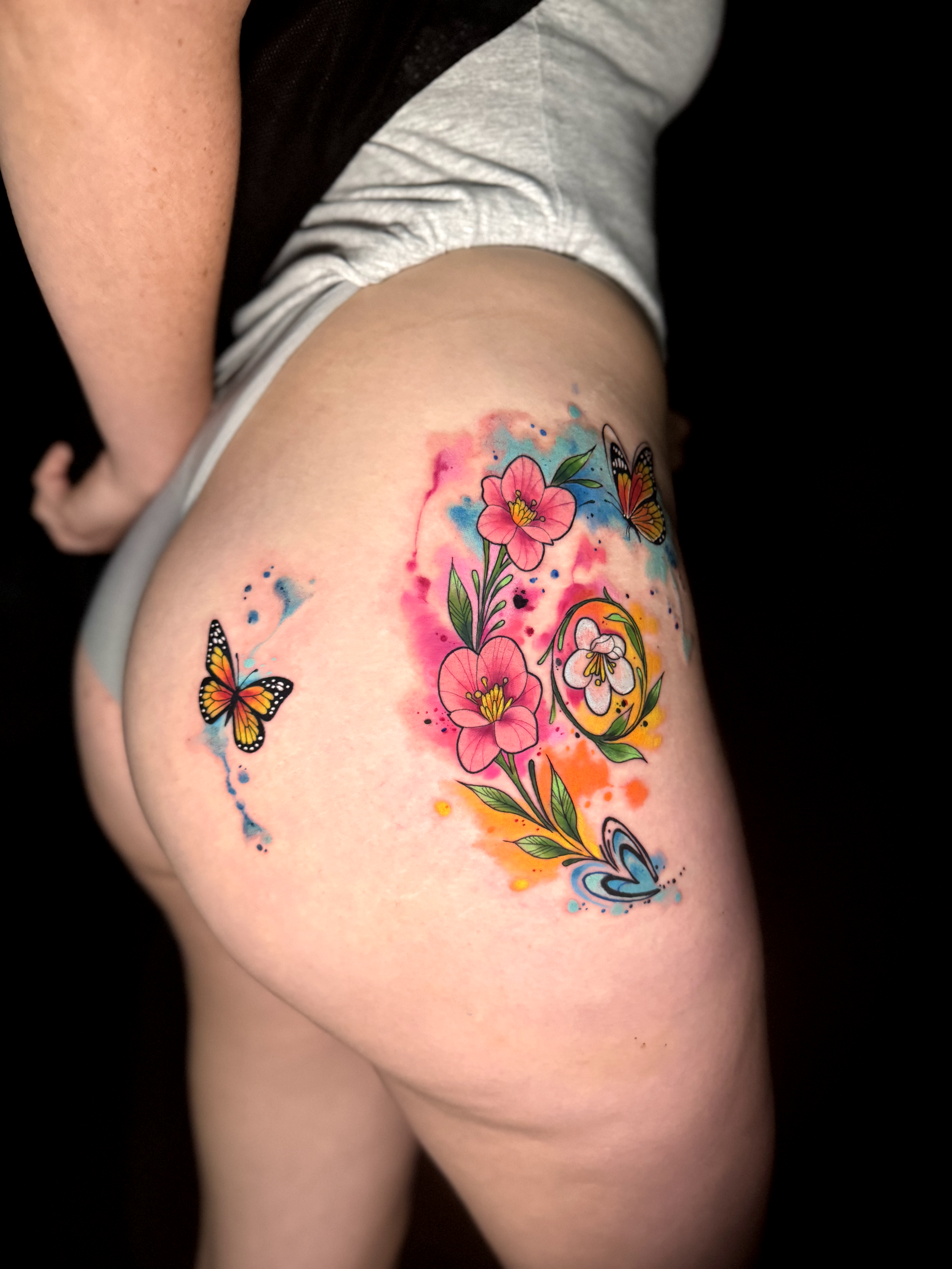 Tatuaje acuarela de lirio con color