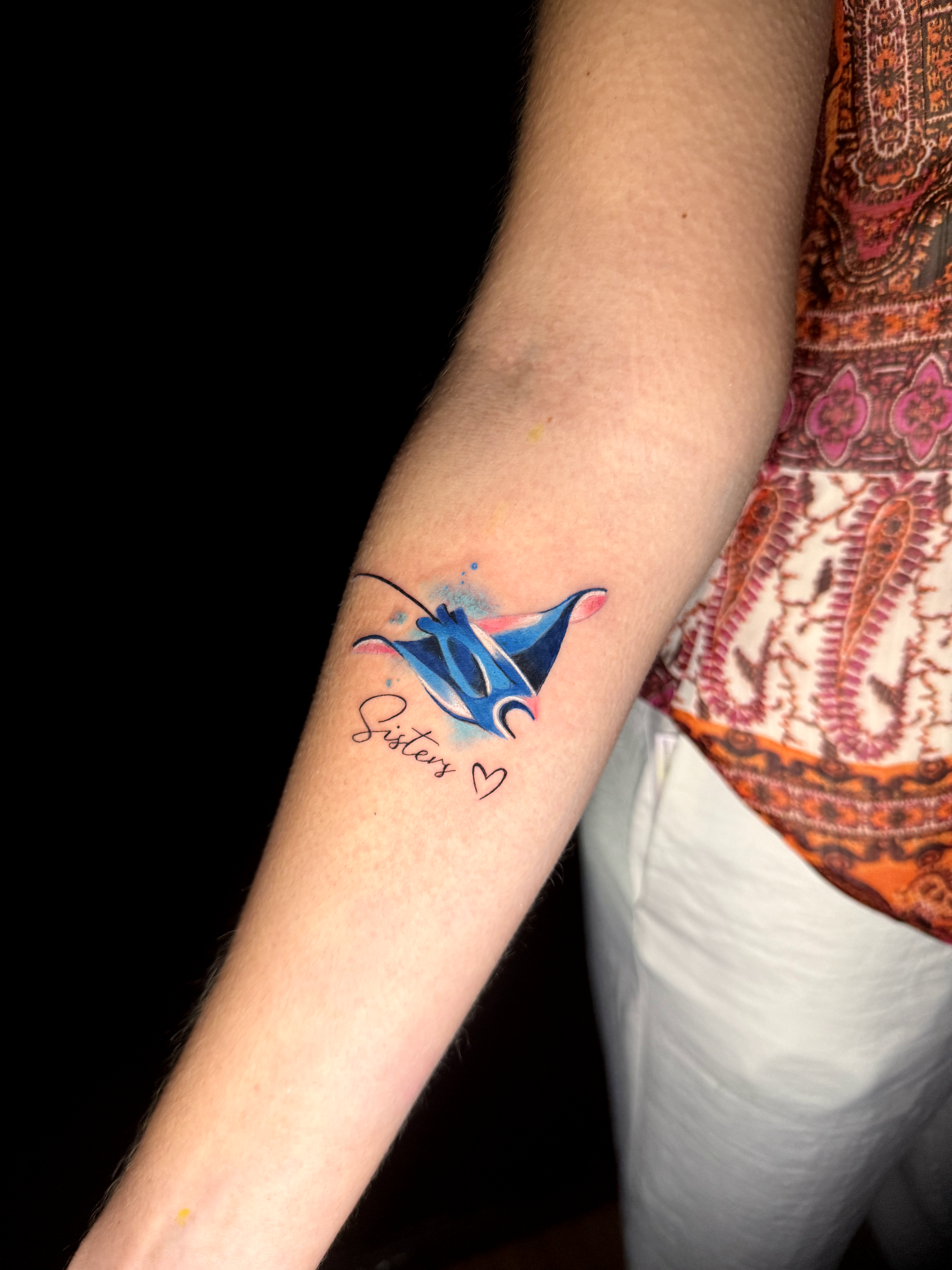 Tatuaje acuarela lineal en antebrazo