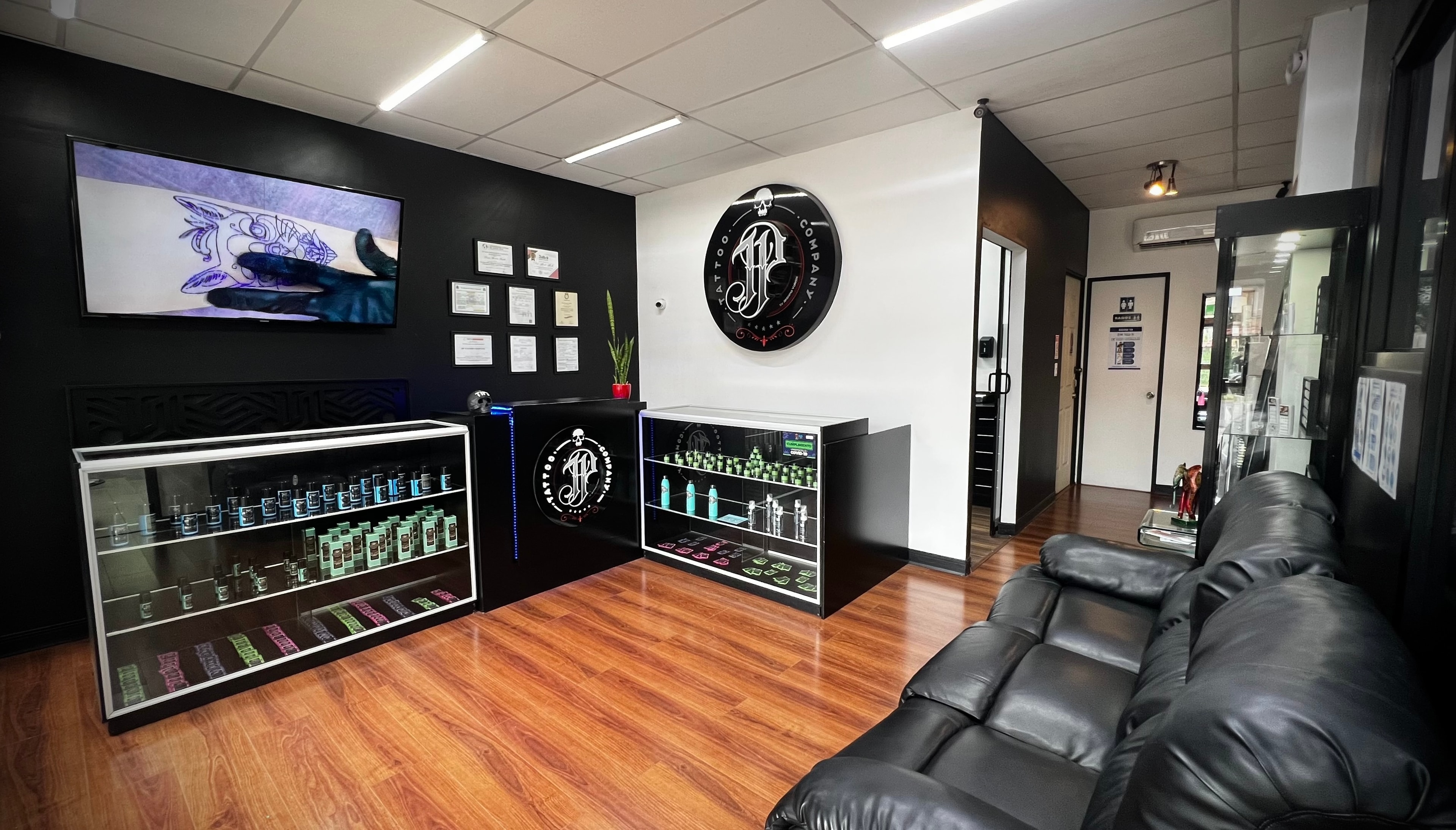 Recepción y sala de espera de JP Tattoo Company en San José