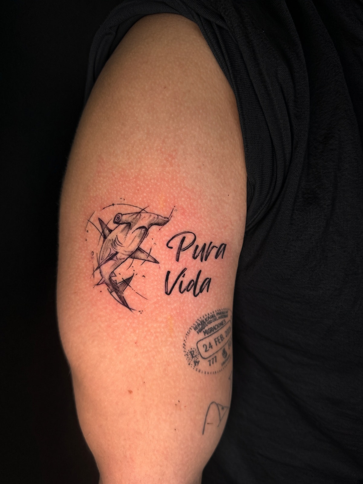 Tatuaje tiburón con texto Pura Vida — JP Tattoo Company San José