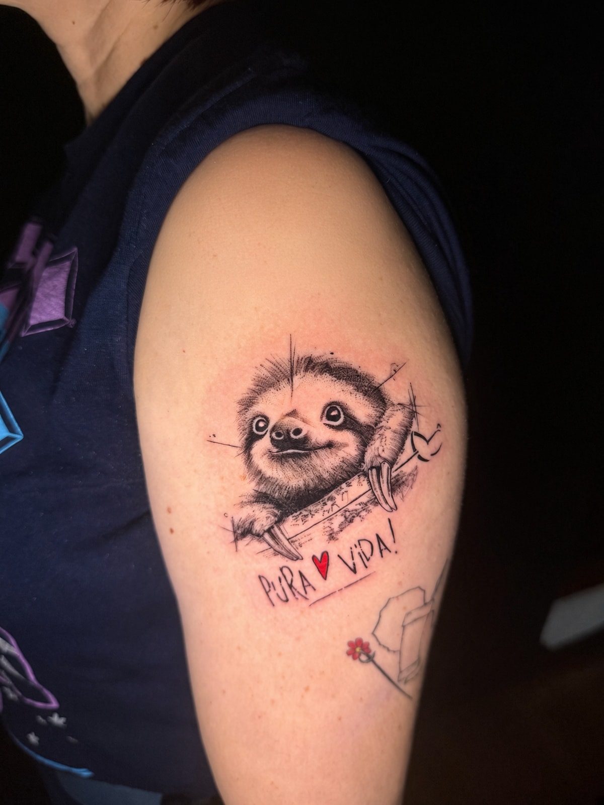 Tatuaje perezoso con texto Pura Vida — JP Tattoo Company San José