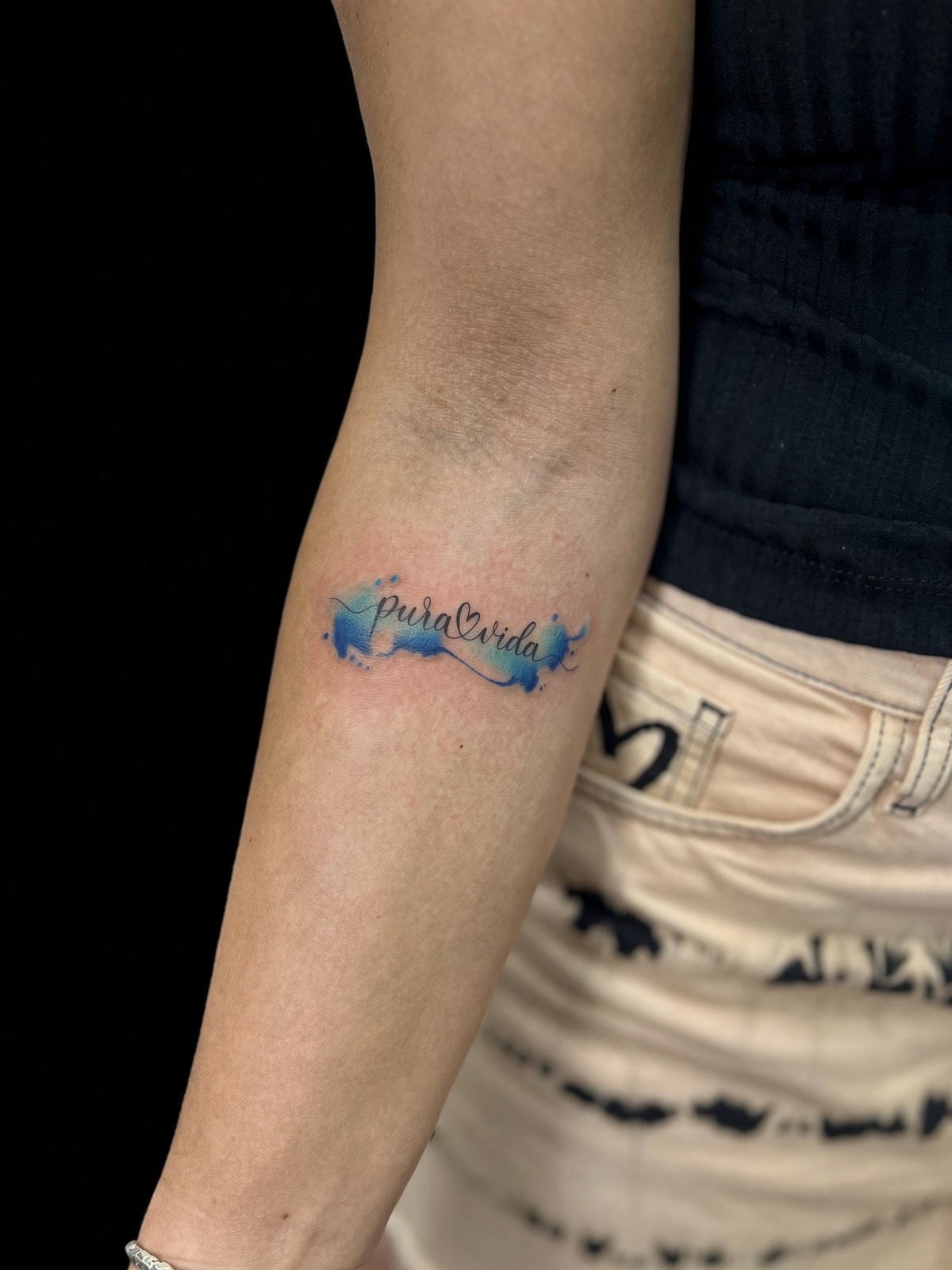 Tatuaje acuarela pura vida en antebrazo — JP Tattoo Company San José