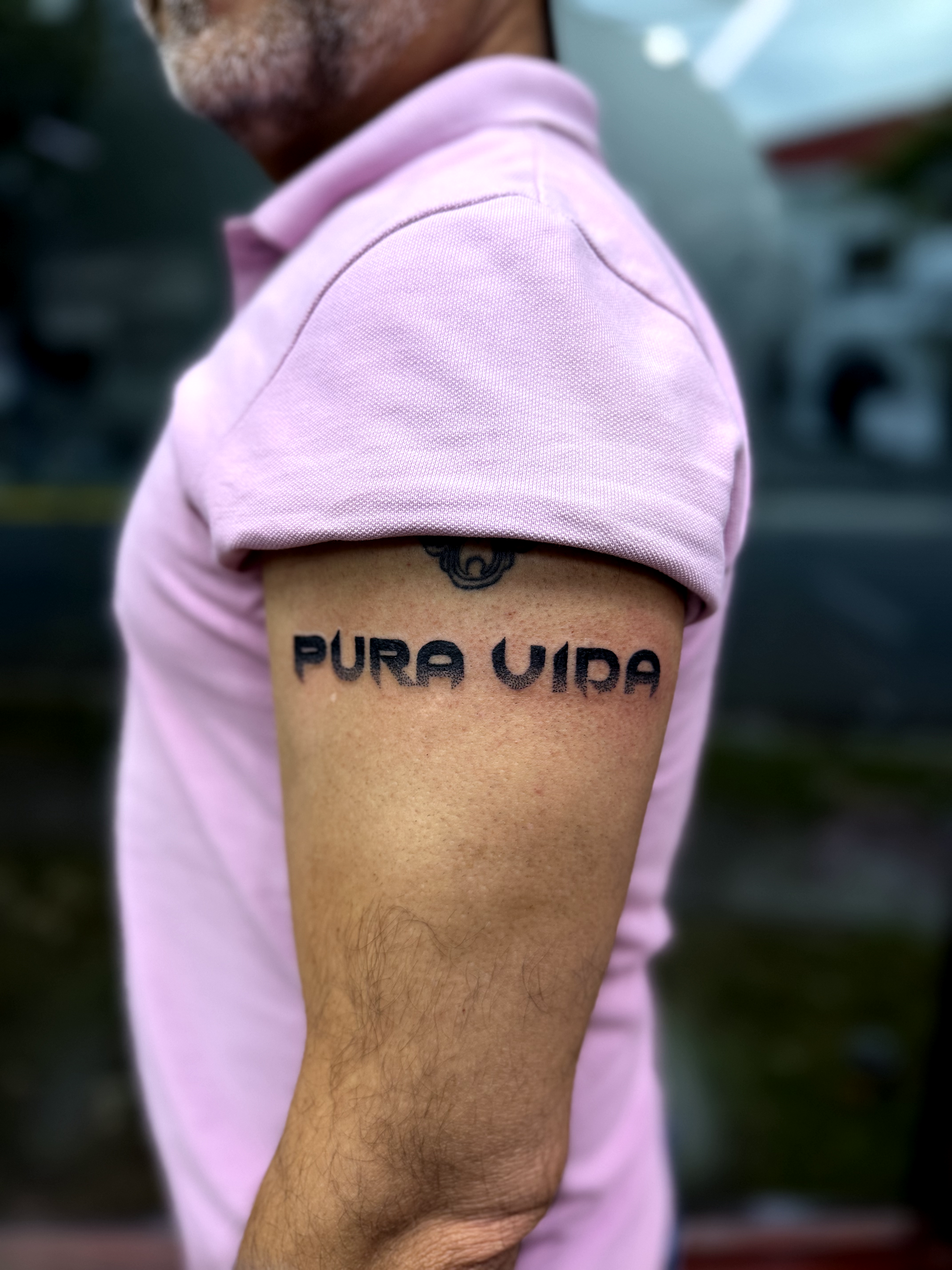 Tatuaje PURA VIDA letras bold en brazo — JP Tattoo Company San José